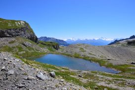 Lac non loin du col de Sanetsch / Alpes valaisannes suisses en arrière-plan