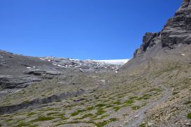 Sentier passant au pied du Mont Brun et menant à la cabane Prarochet / Alpes suisses