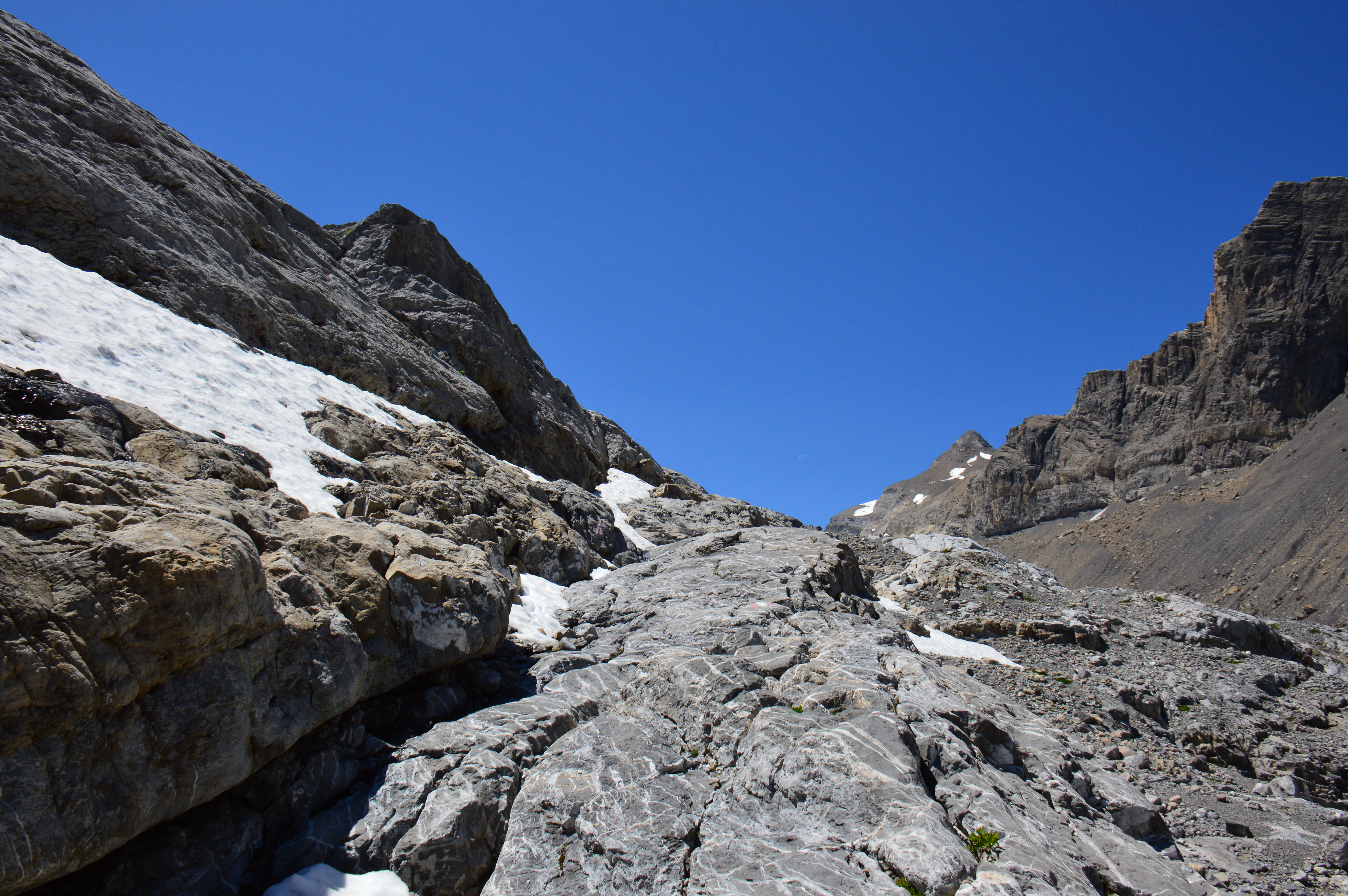Montée dans les lapiaz de Tsanfleuron entre le col de Sanetsch et la cabane de Prarochet / Suisse