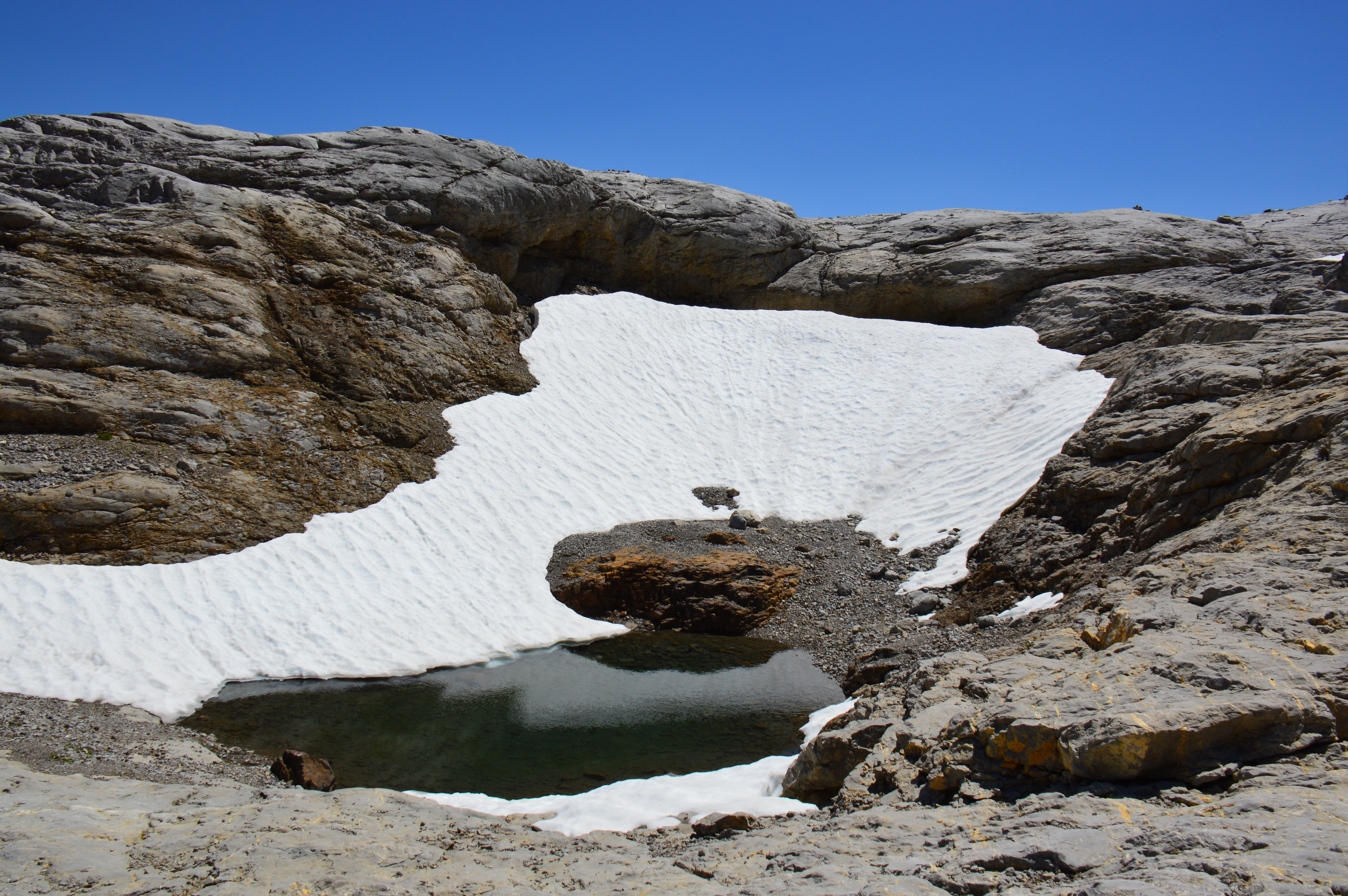 Petit lac dans les lapiaz de Tsanfleuron / Suisse