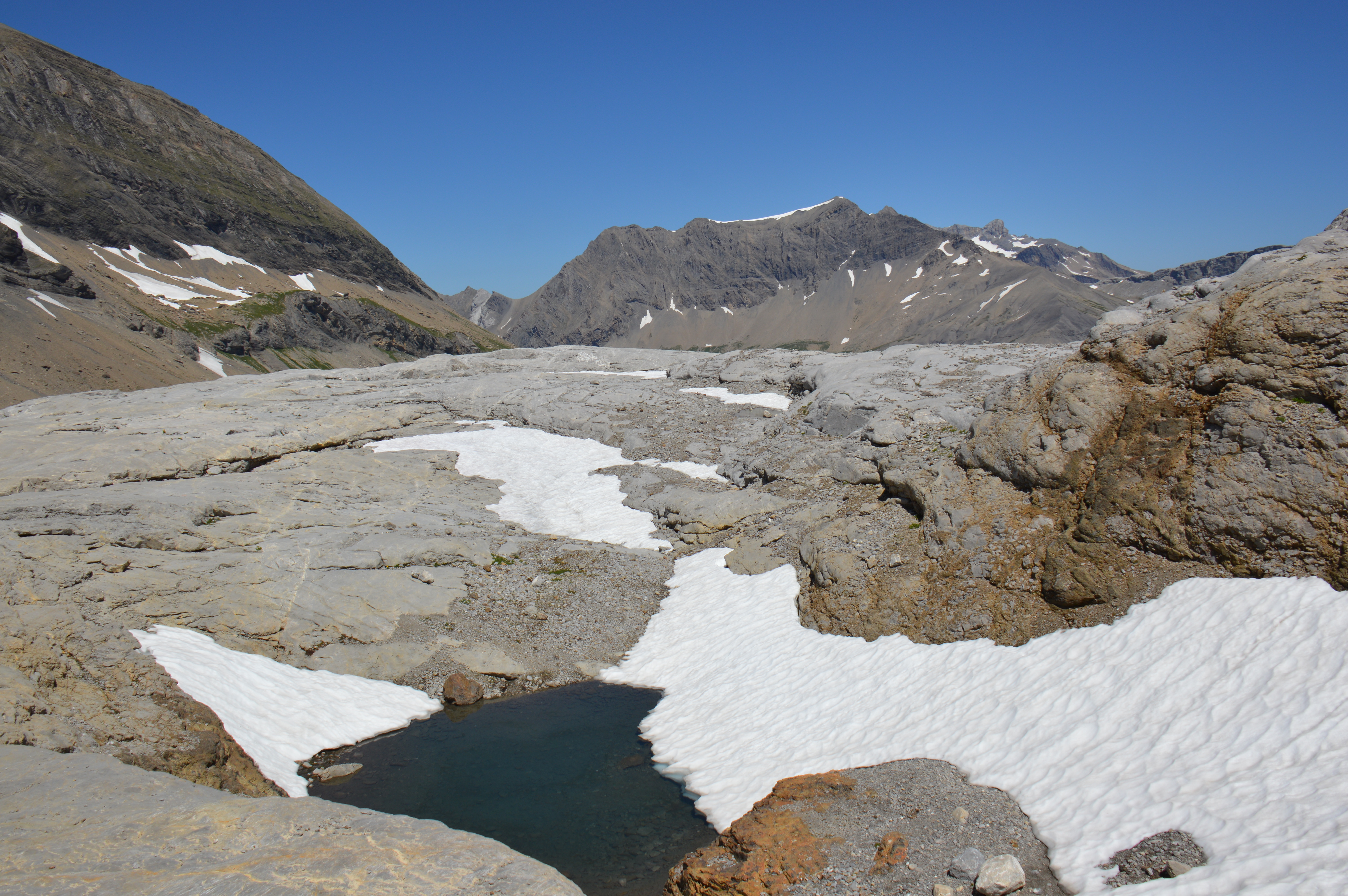 Lapiaz de Tsanfleuron entre le col de Sanetsch et la cabane de Prarochet / Montagnes suisses