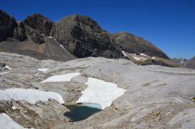 Doline dans les lapiaz de Tsanfleuron / Montagnes et Alpes suisses