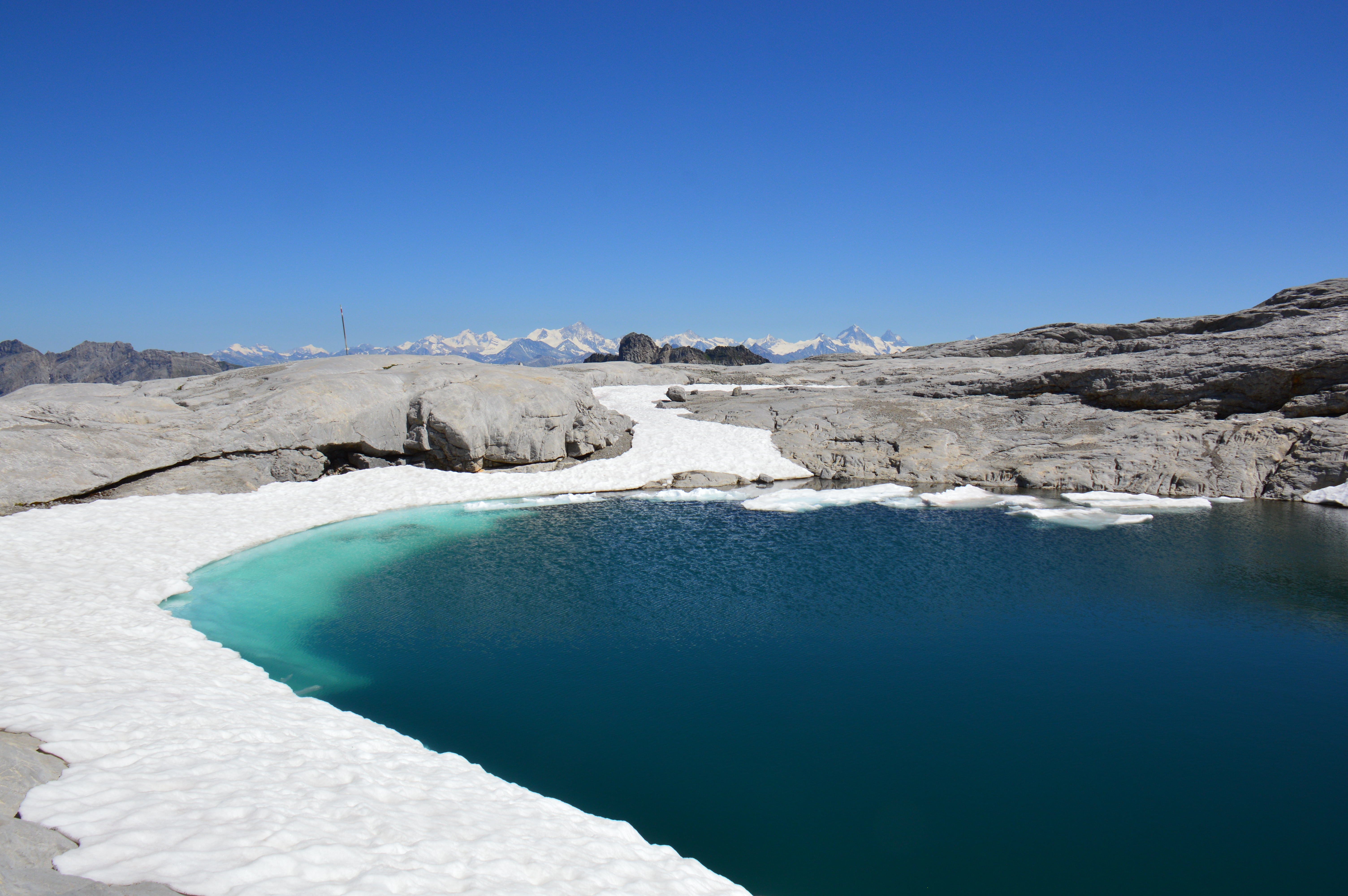 Lac de montagne dans les Alpes suisses / Photos montagnes suisses