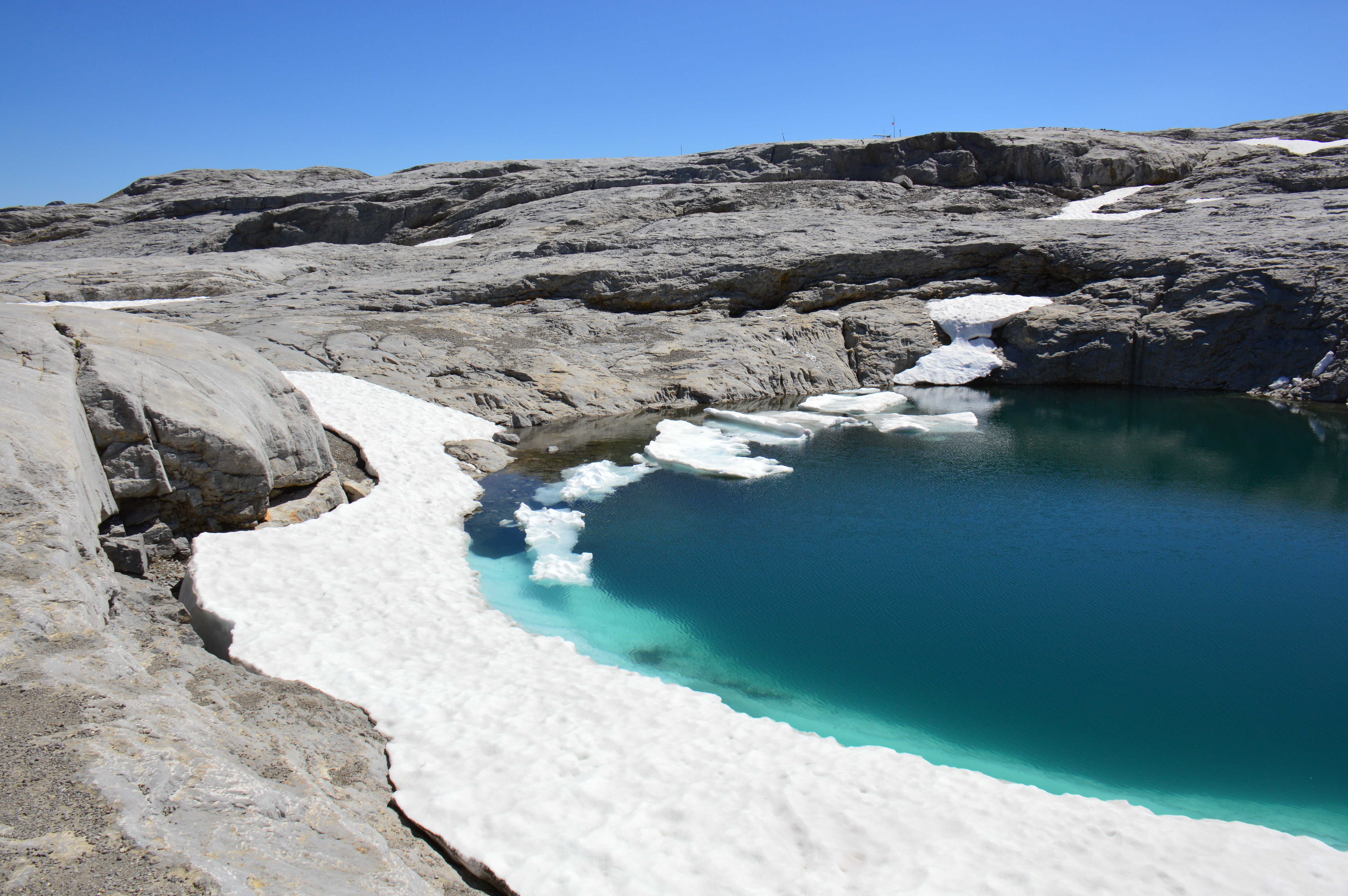 Lac et névés dans les lapiaz de Tsanfleuron / Photos de Suisse