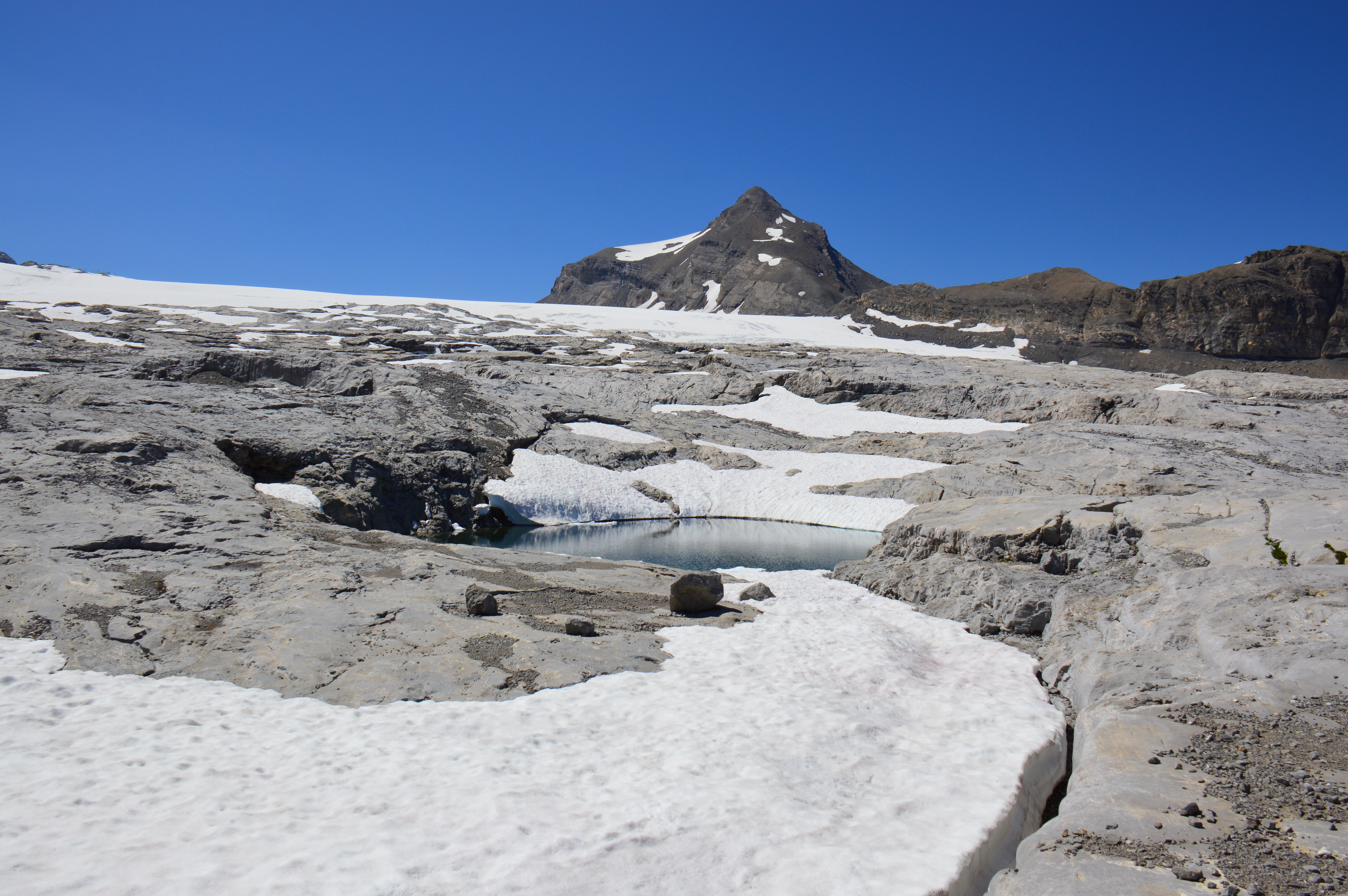 Névés dans les lapiaz de Tsanfleuron / Suisse