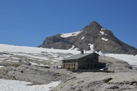 Cabane Prarochet au pied du glacier de Tsanfleuron / Alpes et montagnes suisses
