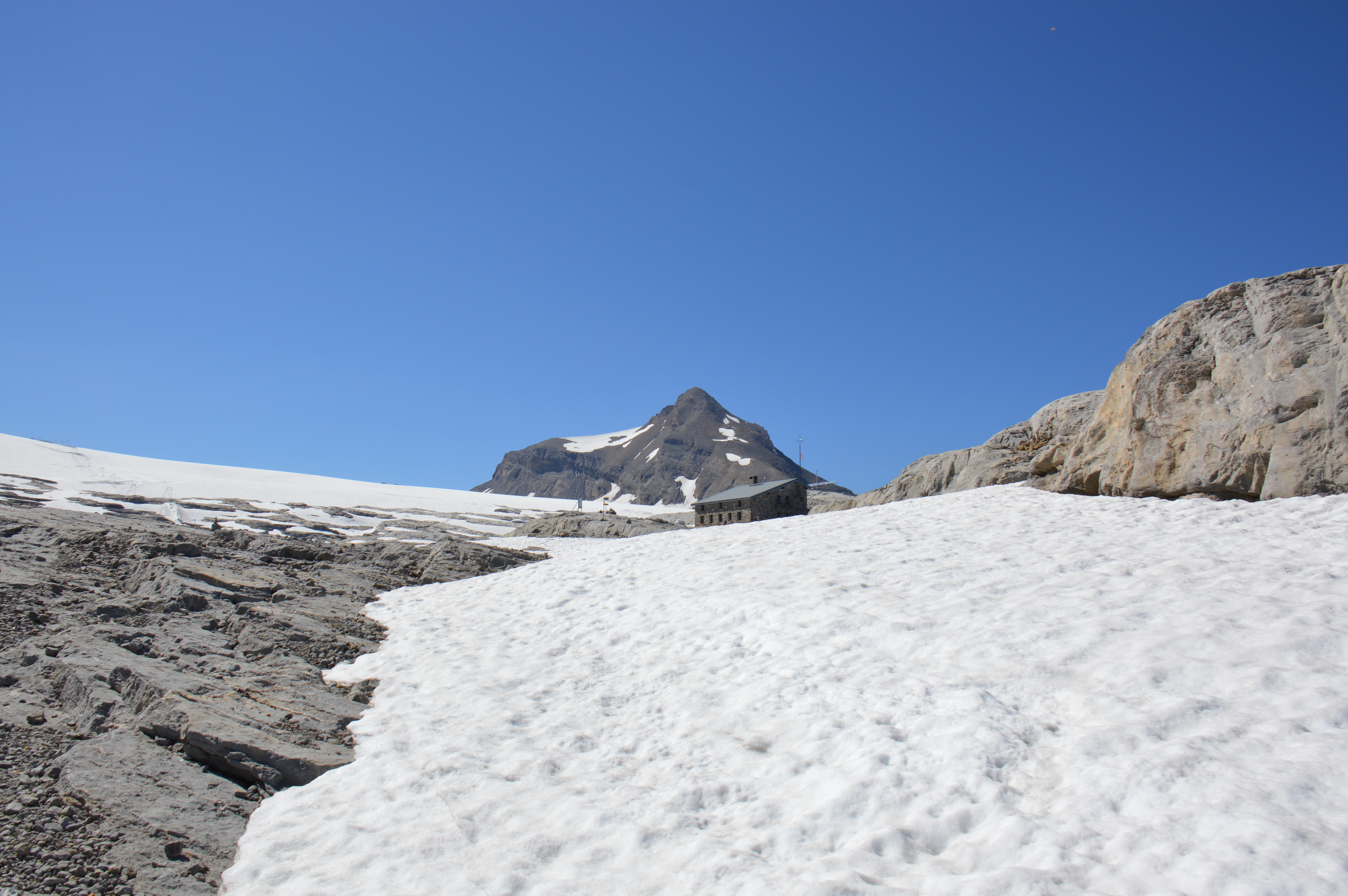 Névé sur le site de Tsanfleuron / Cabane de Prarochet et Oldenhorn au loin / Photos suisses