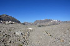 Chemin de pierres sur Tsanfleuron dans les Alpes suisses / Arpelistock au loin