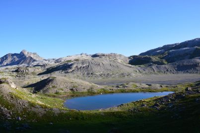 Lac et lapiaz de Tsanfleuron dans les Alpes et montagnes suisses