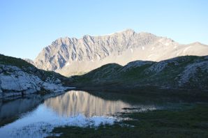 Arpelistock se reflétant dans un petit lac des lapiaz de Tsanfleuron / Montagnes suisses