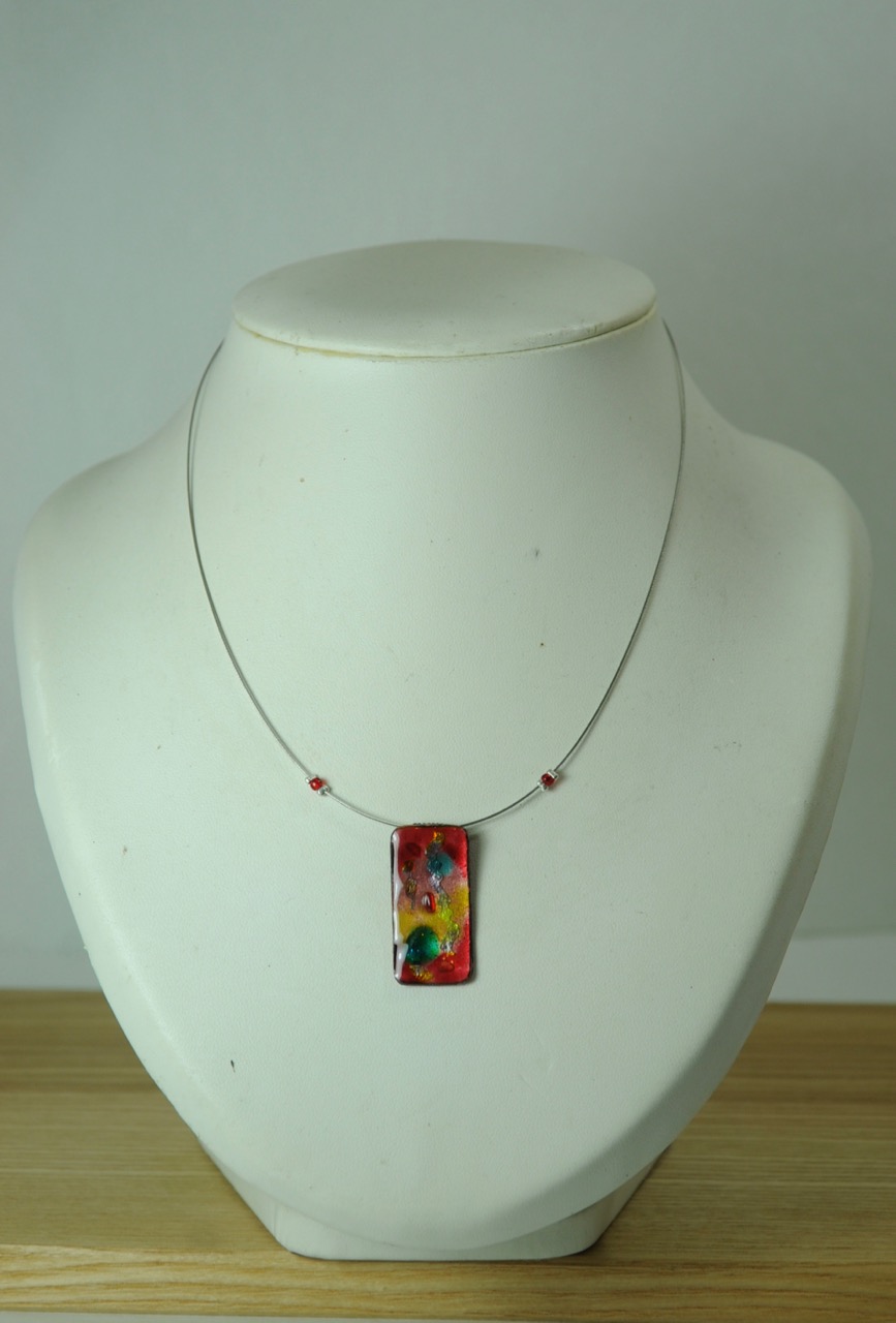 Collier-ca-ble-re-ctangle-rouge