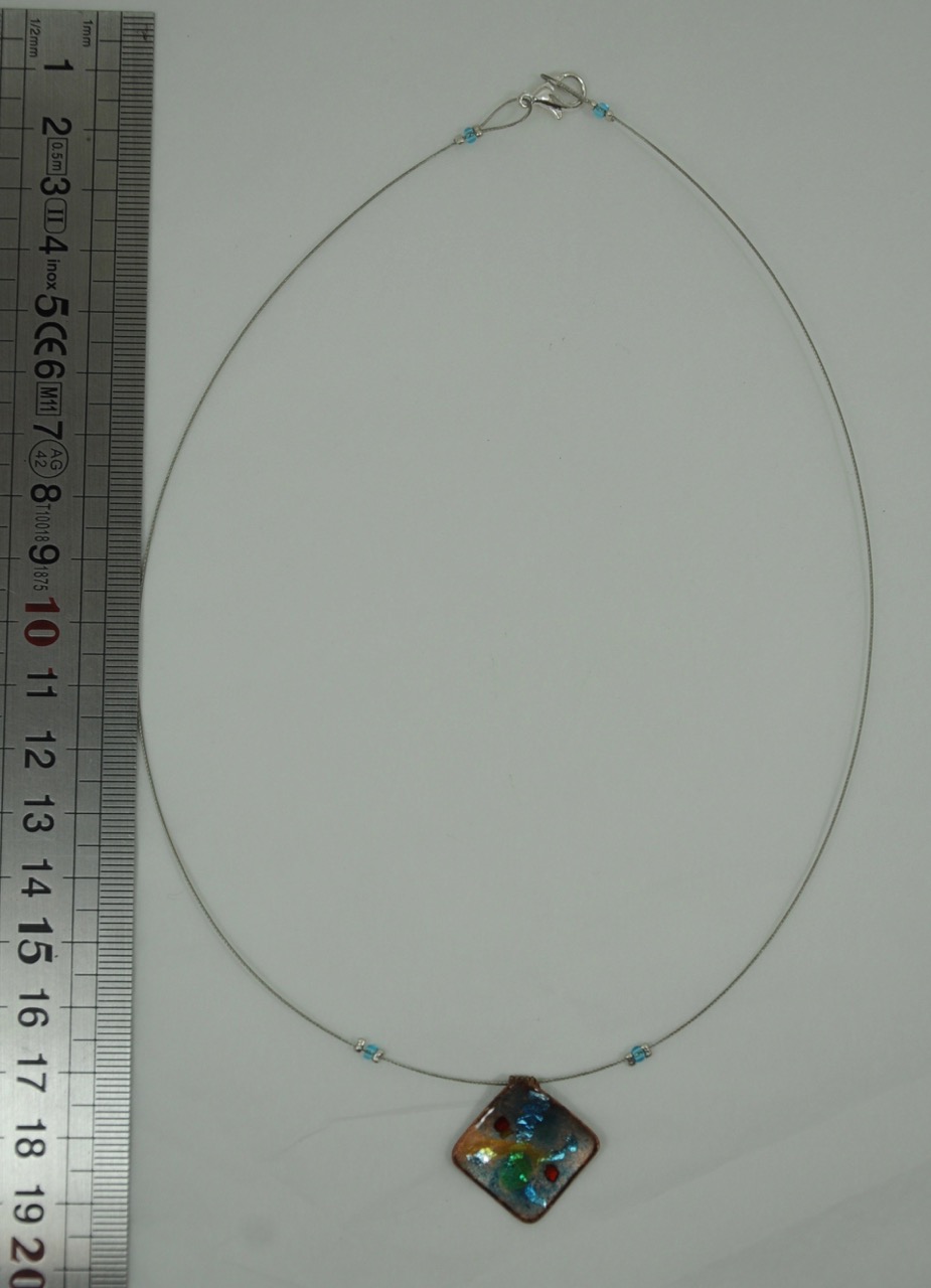 Collier-ca-ble-carre-bleu-clair-2