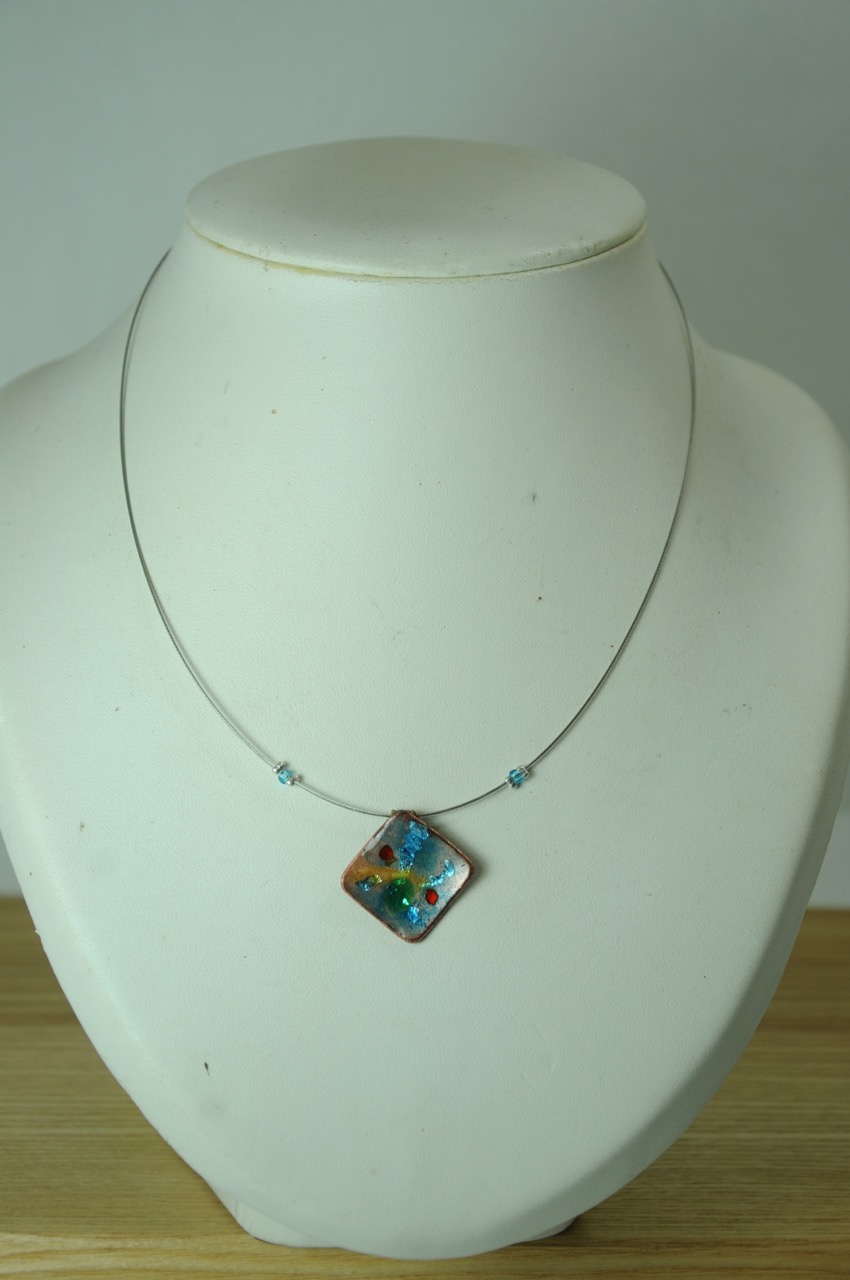 Collier-ca-ble-carre-bleu-clair