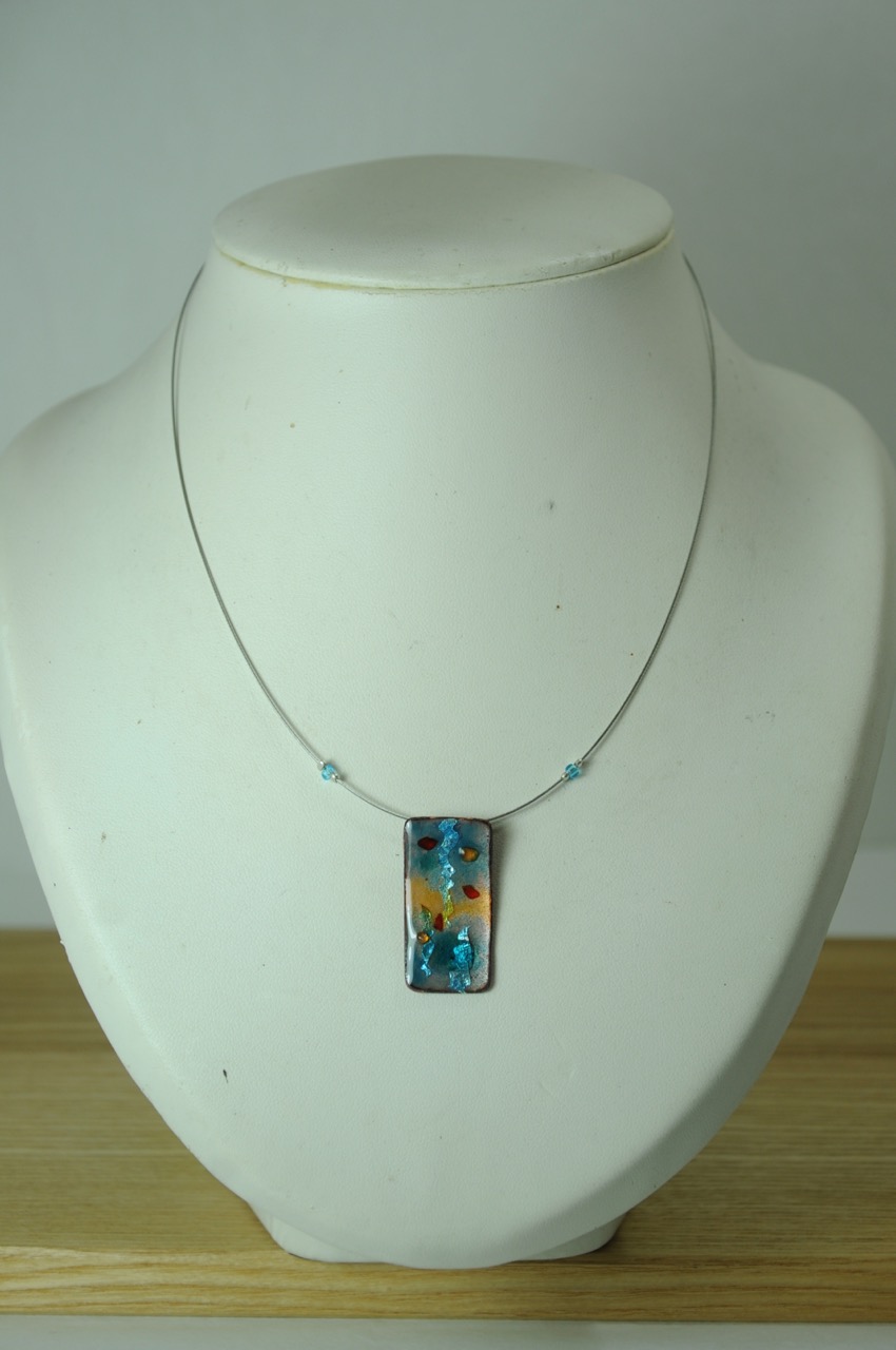 Collier-cable-re-ctangle-bleu-clair