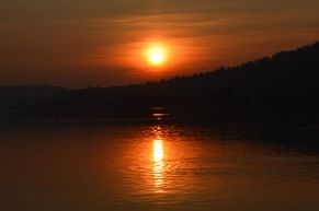 Coucher de soleil sur le lac de Neuchâtel en Suisse