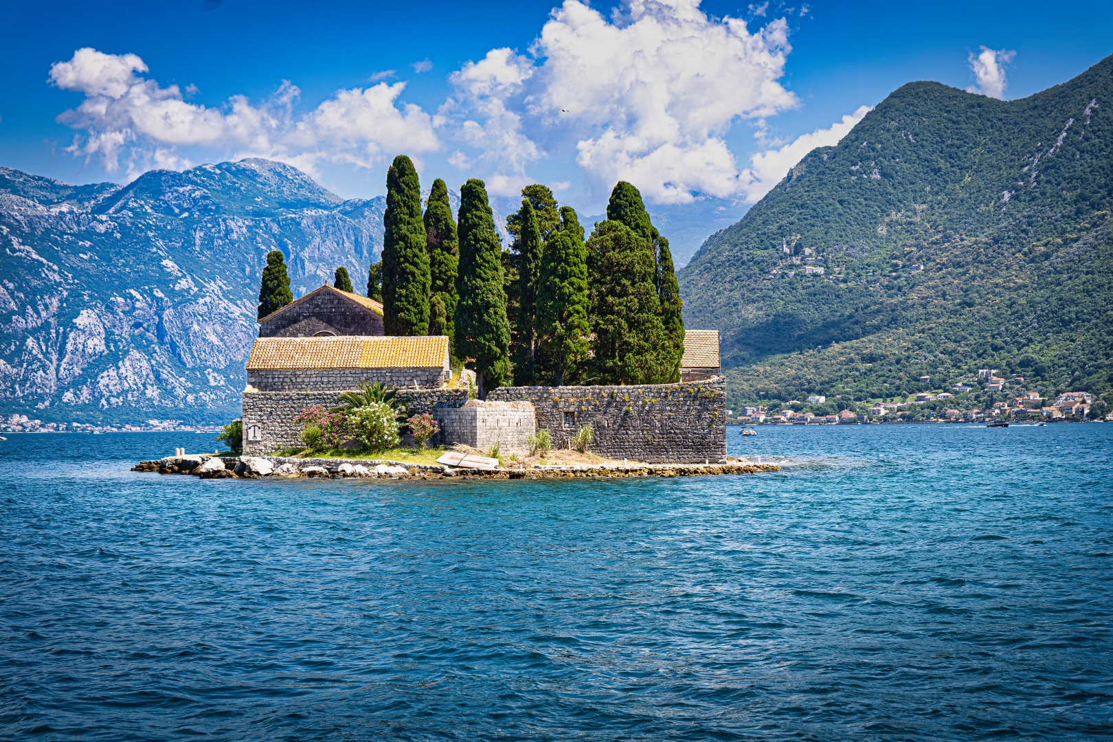 Monastere catholique saint georges montenegro grande 