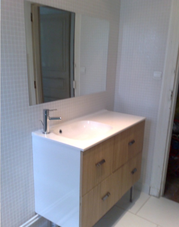 Installation meuble vasque avec tiroirs et miroir encastre dans la mosaique a reze 44400
