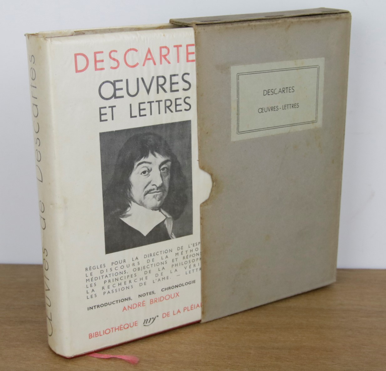 Descartes dans la bibliothèque de la Pléiade.