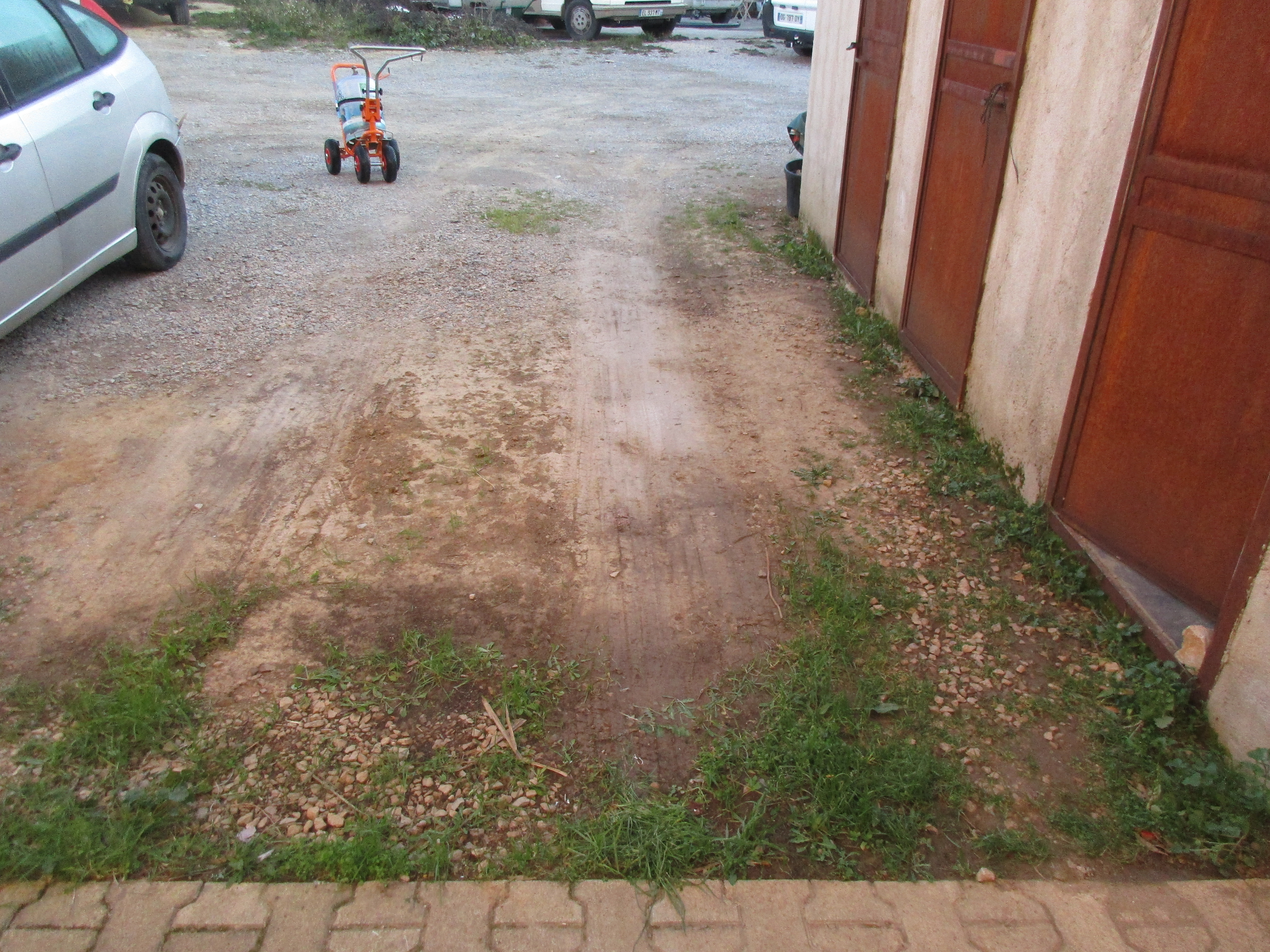 Desherbage allee minerale chariot jardin