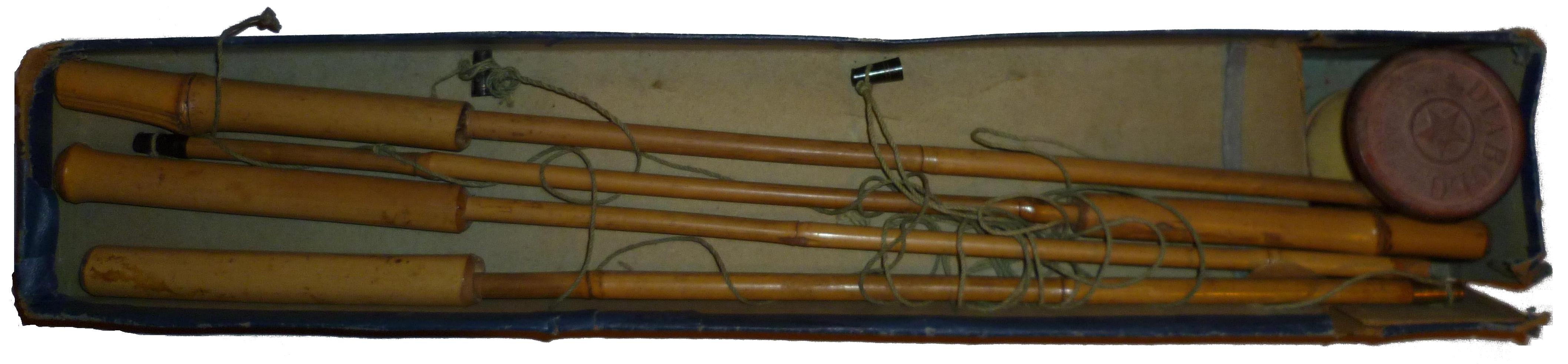 2 baguettes en boubou, embouts métalliques
Un diabolo bakélite et caoutchouc rouge.