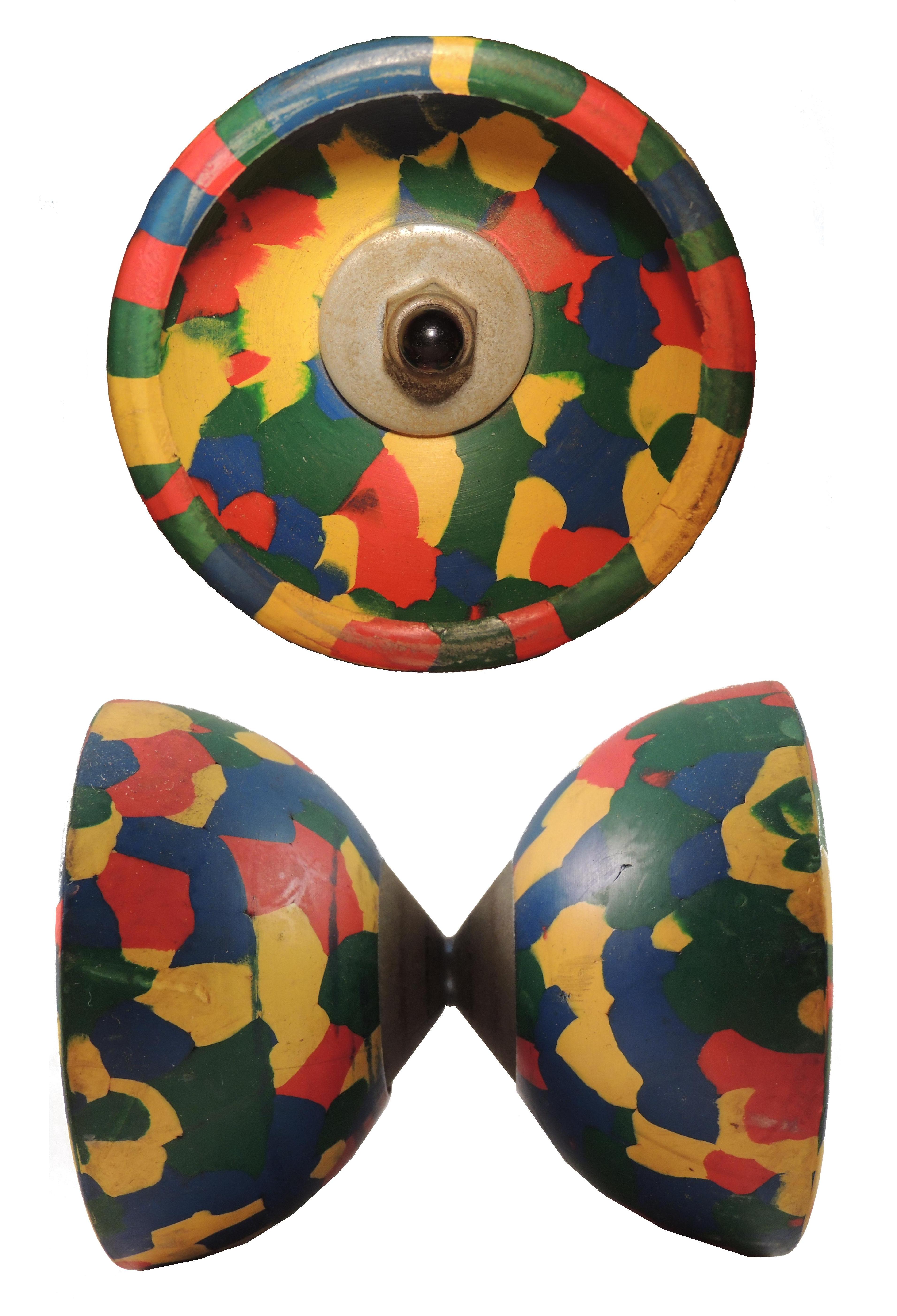 Nom:  Arlequino (Mister Babache)
Date: 1992
Matière et couleur: Caoutchouc quadricolor (rouge jaune vert bleu)
Longueur (mm):75
Diamètre (mm):65
Inscription: premier petit diabolo multicolor