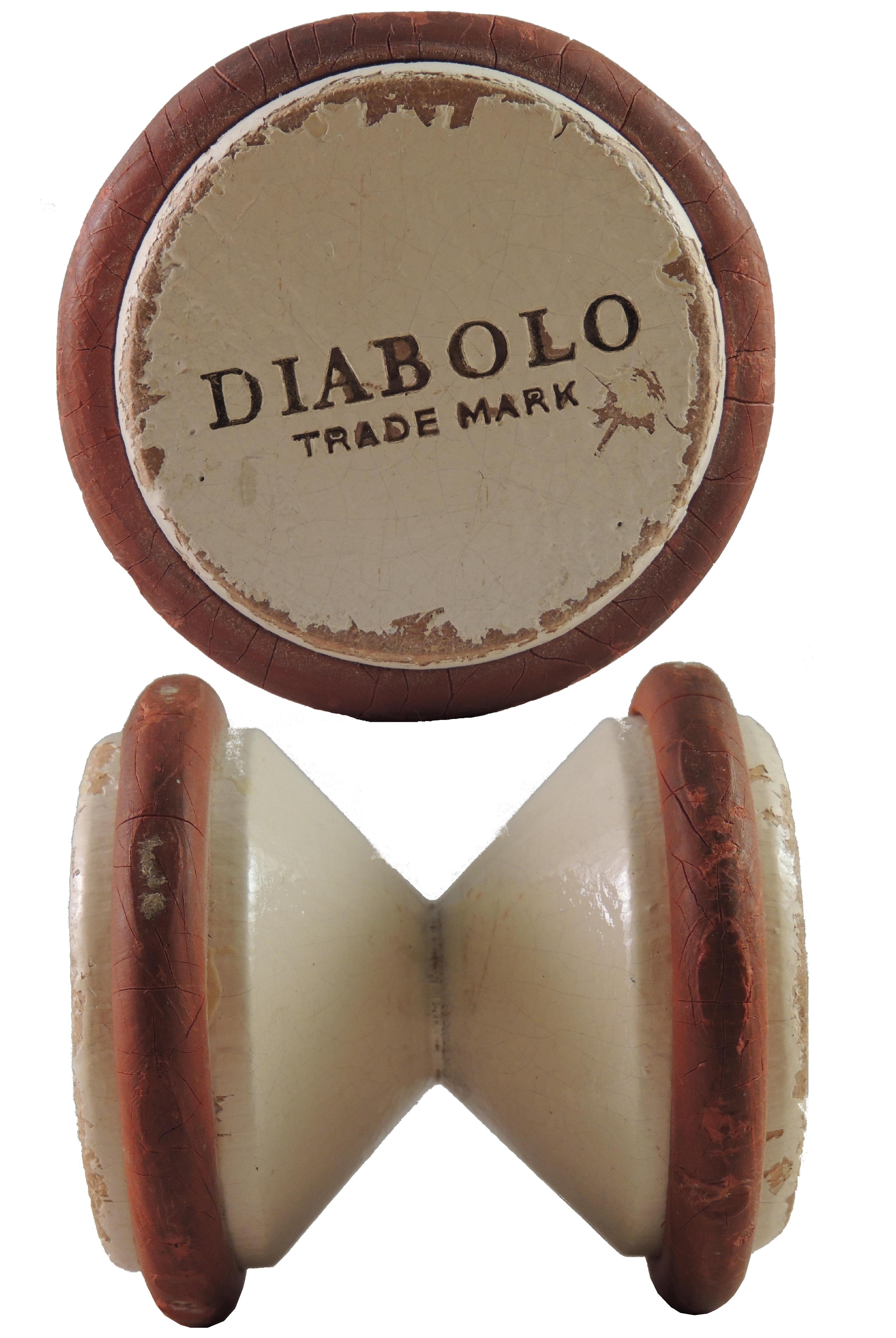 Nom:  Diabolo
Date: -
Matière et couleur: Bois peint (blanc) Caoutchouc (rouge)
Longueur (mm):73
Diamètre (mm):70
Inscription: 
Diabolo
Trade Mark