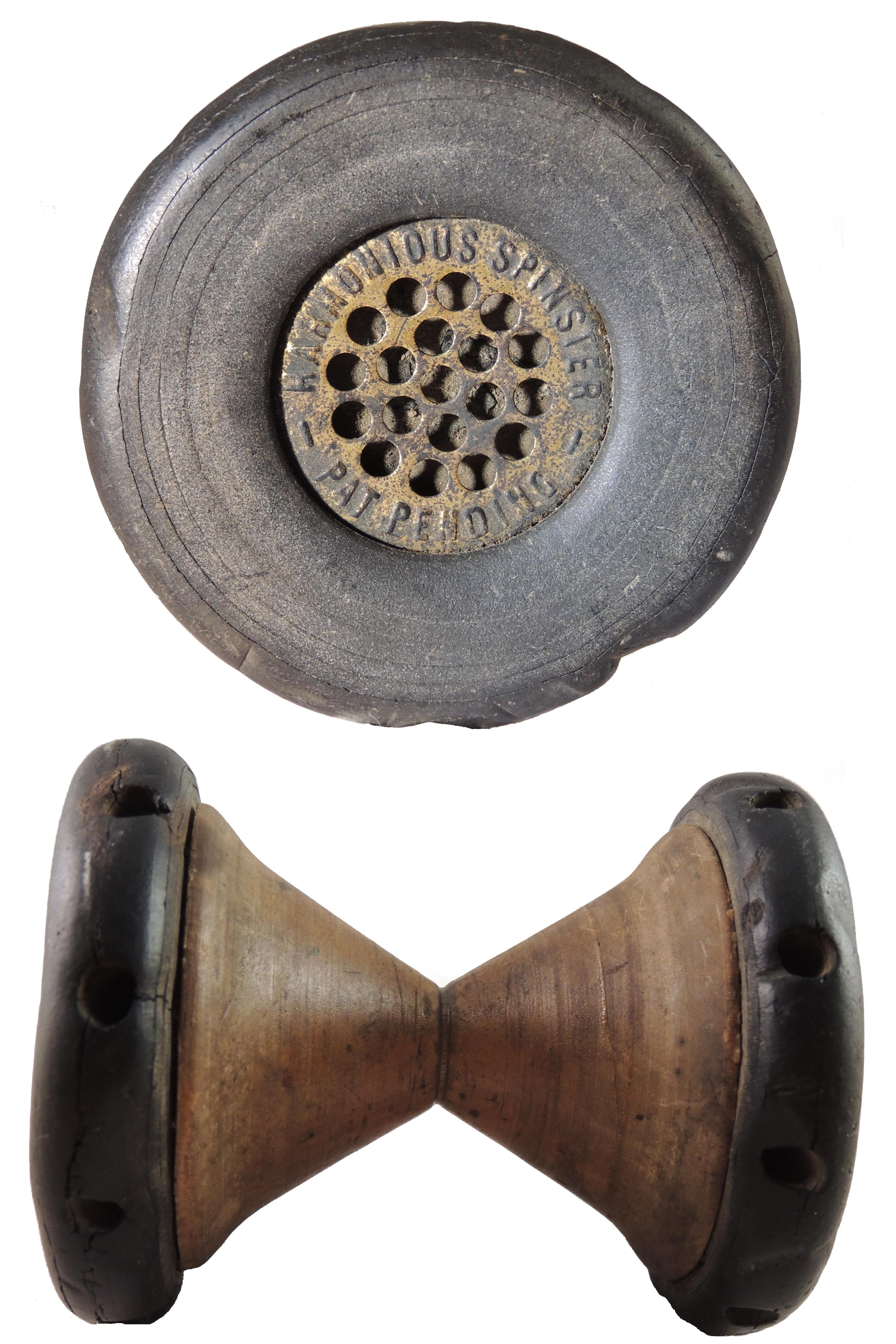 Nom:  Harmonious Spinster
Date: début XXe
Matière et couleur: Bois Caoutchouc Laiton
Longueur (mm):87
Diamètre (mm):68
Inscription: 
Harmonious Spinster
Pat (patent) Pending