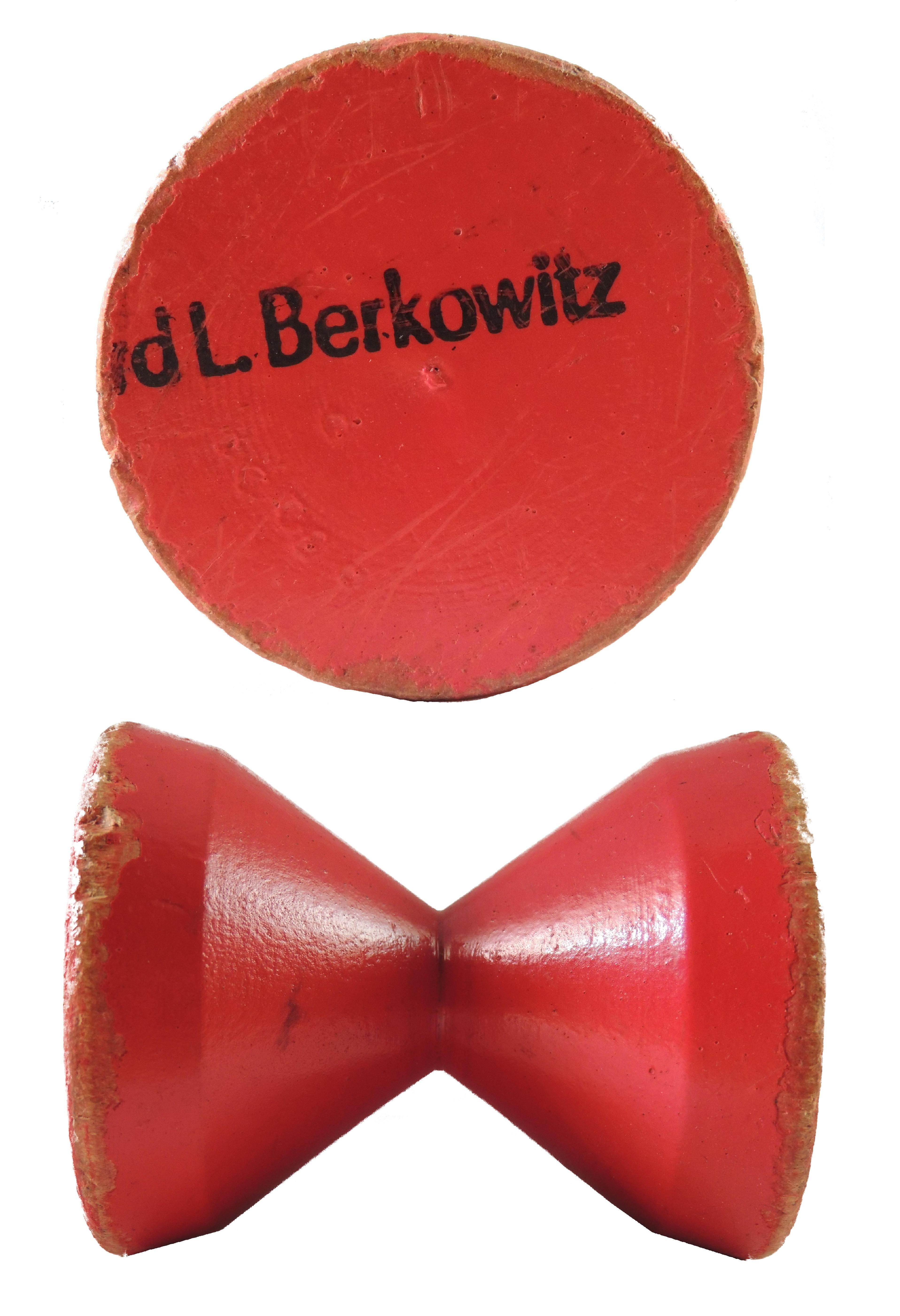 Nom:  Richard L Berkowitz
Date: XXe
Matière et couleur: Bois peint (rouge)
Longueur (mm):76
Diamètre (mm):60
Inscription: 
Richard L Berkowitz