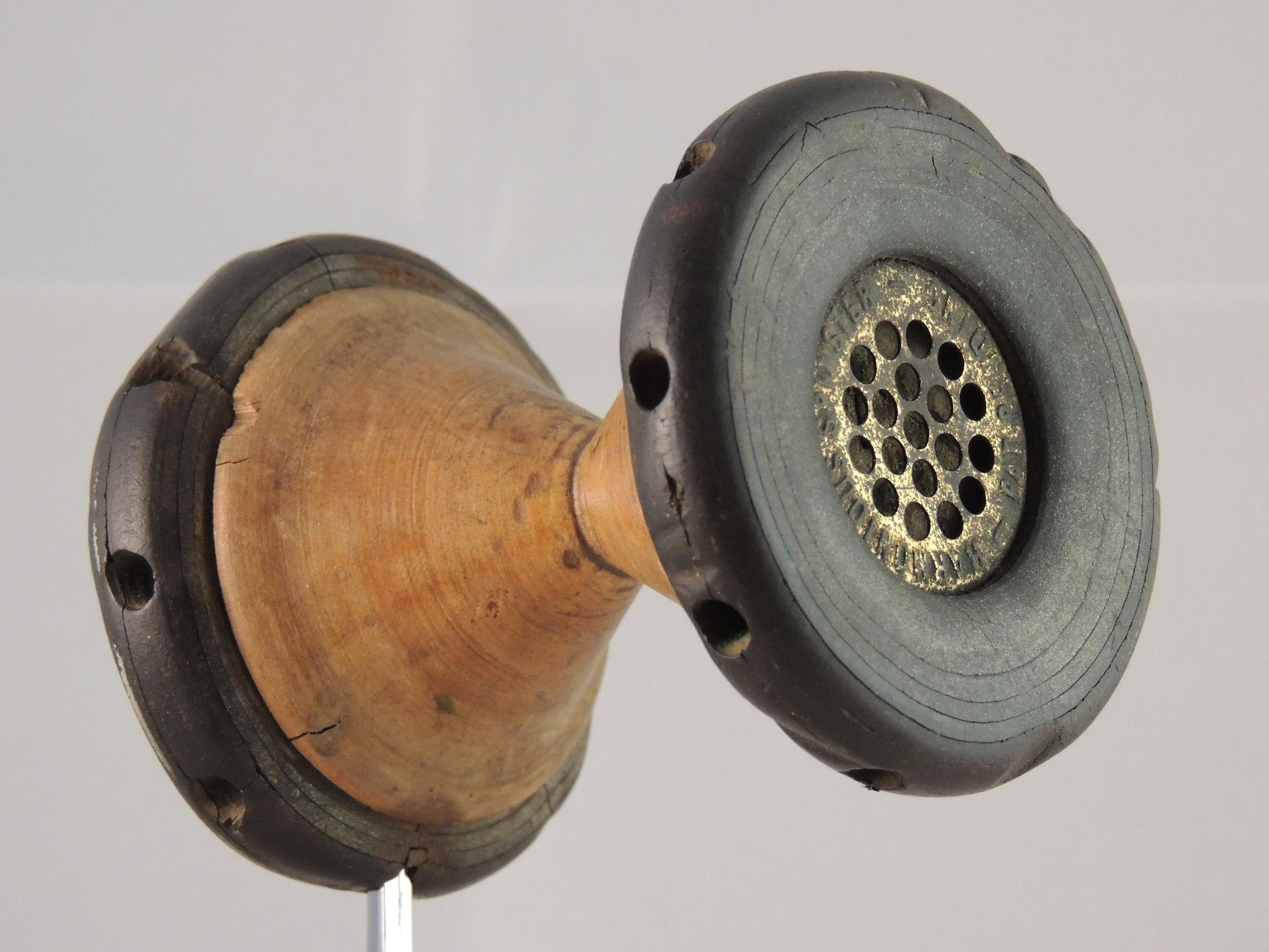 Nom:  Harmonious Spinster
Date: début XXe
Matière et couleur: Bois Caoutchouc Laiton
Longueur (mm):87
Diamètre (mm):68
Inscription: 
Harmonious Spinster
Pat (patent) Pending