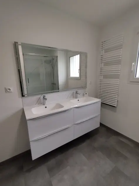 Installation d'un meuble double vasque 140 cm avec miroir LED à Nantes