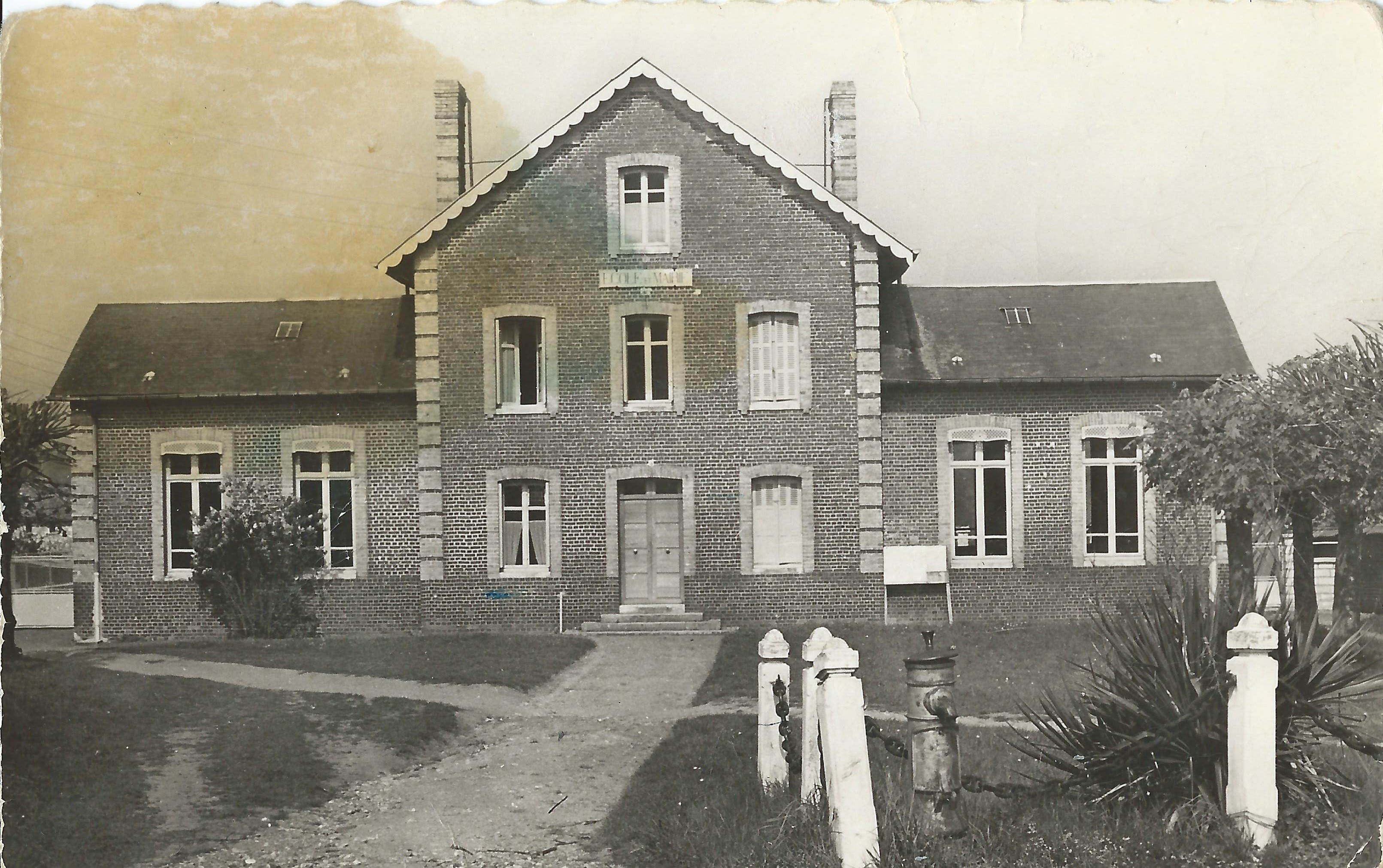 Bouafles l ecole et la mairie 1