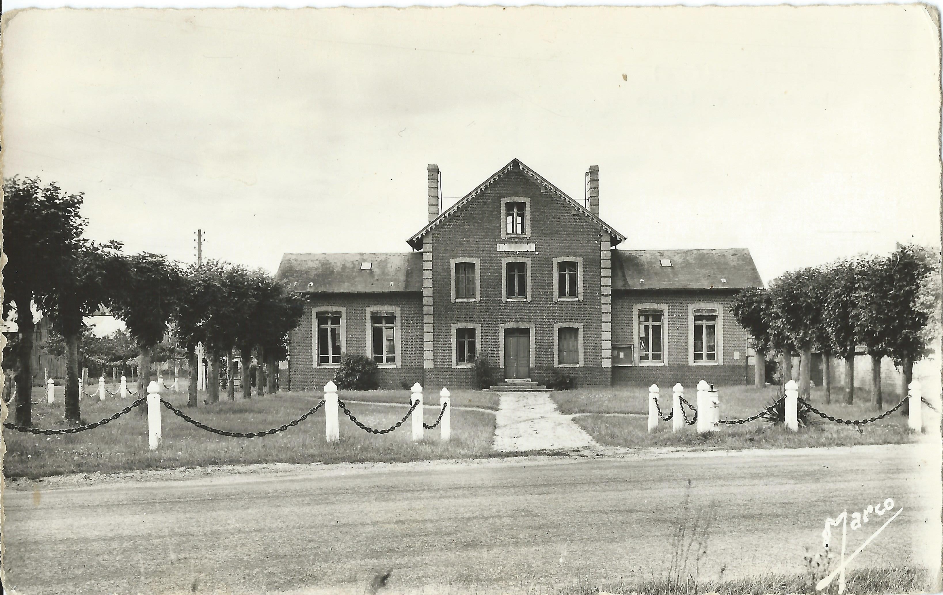 Bouafles l ecole et la mairie 2