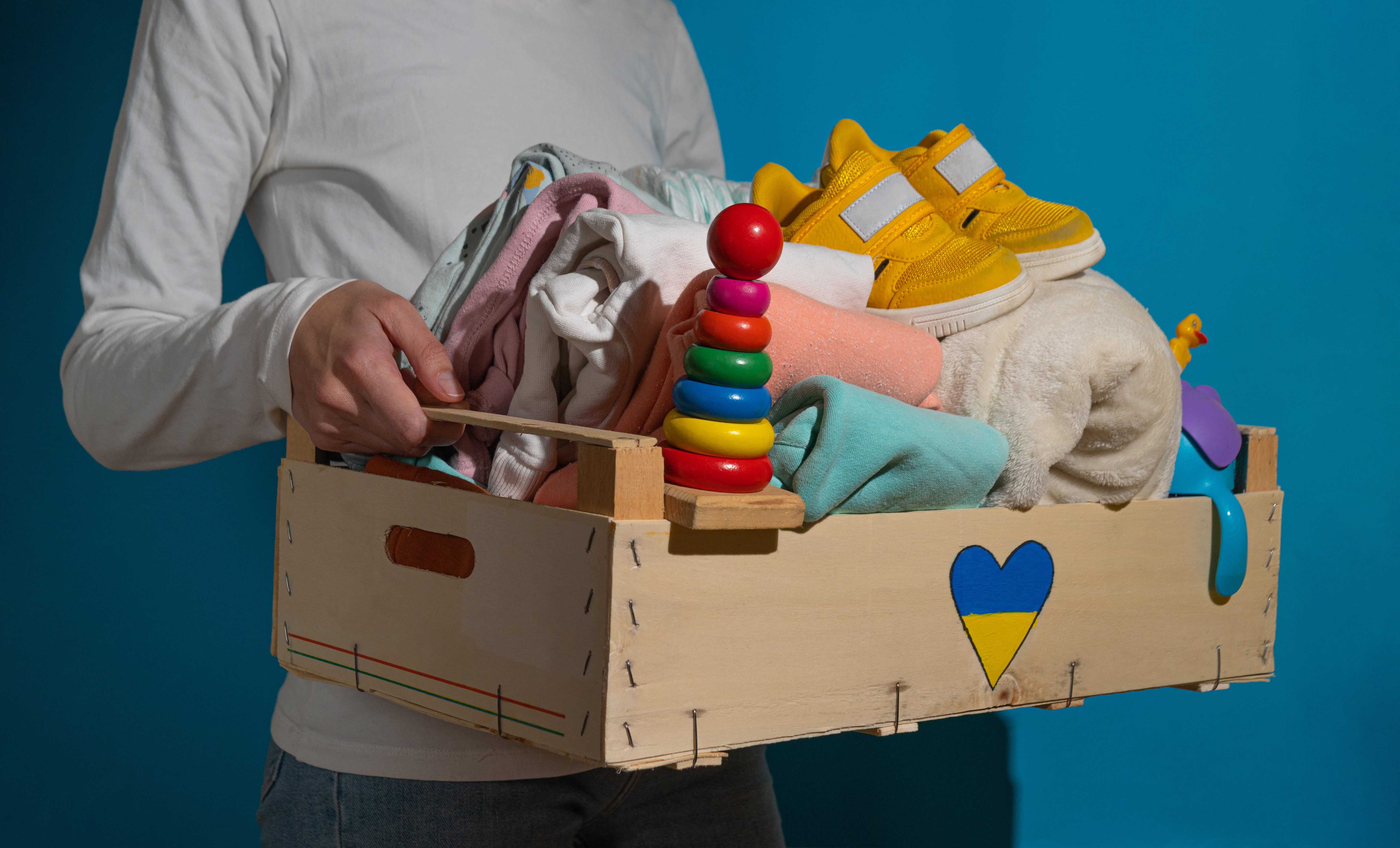 Boite-de-dons-avec-des-choses-et-des-jouets-pour-enfants-pour-les-refugies-ukrainiens