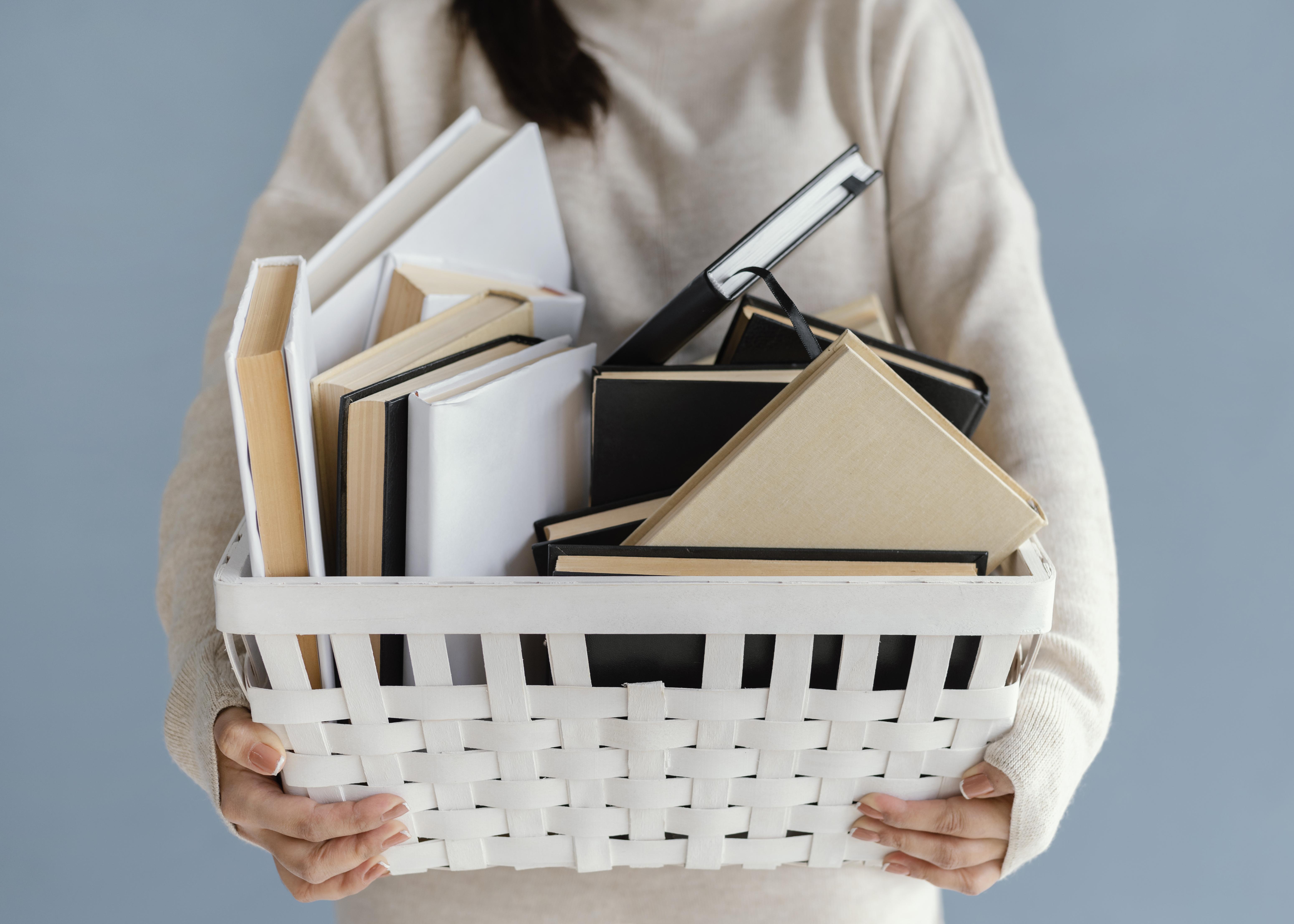Gros-plan-femme-tenue-panier-a-livres