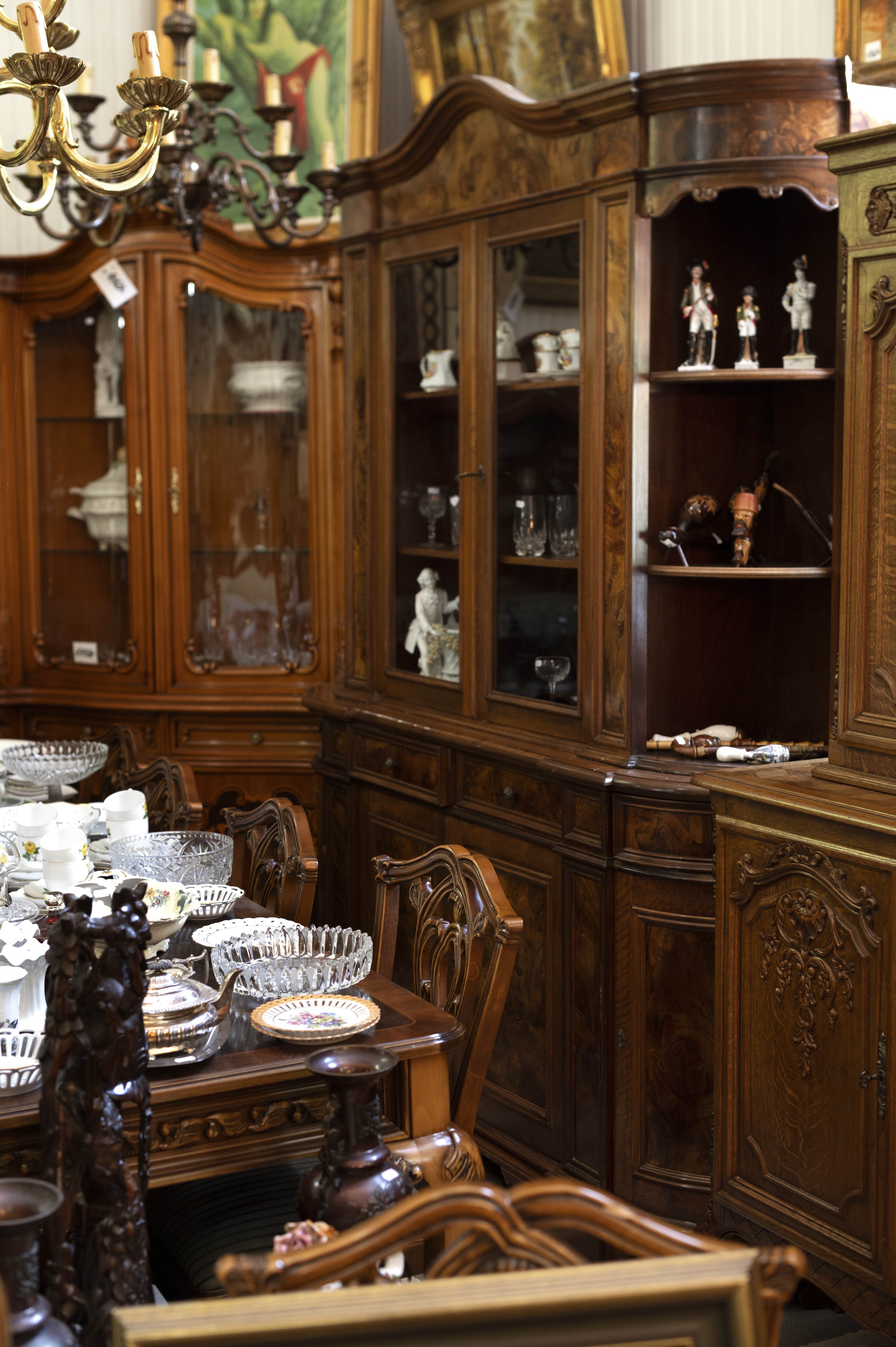 Beaux-meubles-anciens-au-magasin-d-antiquites