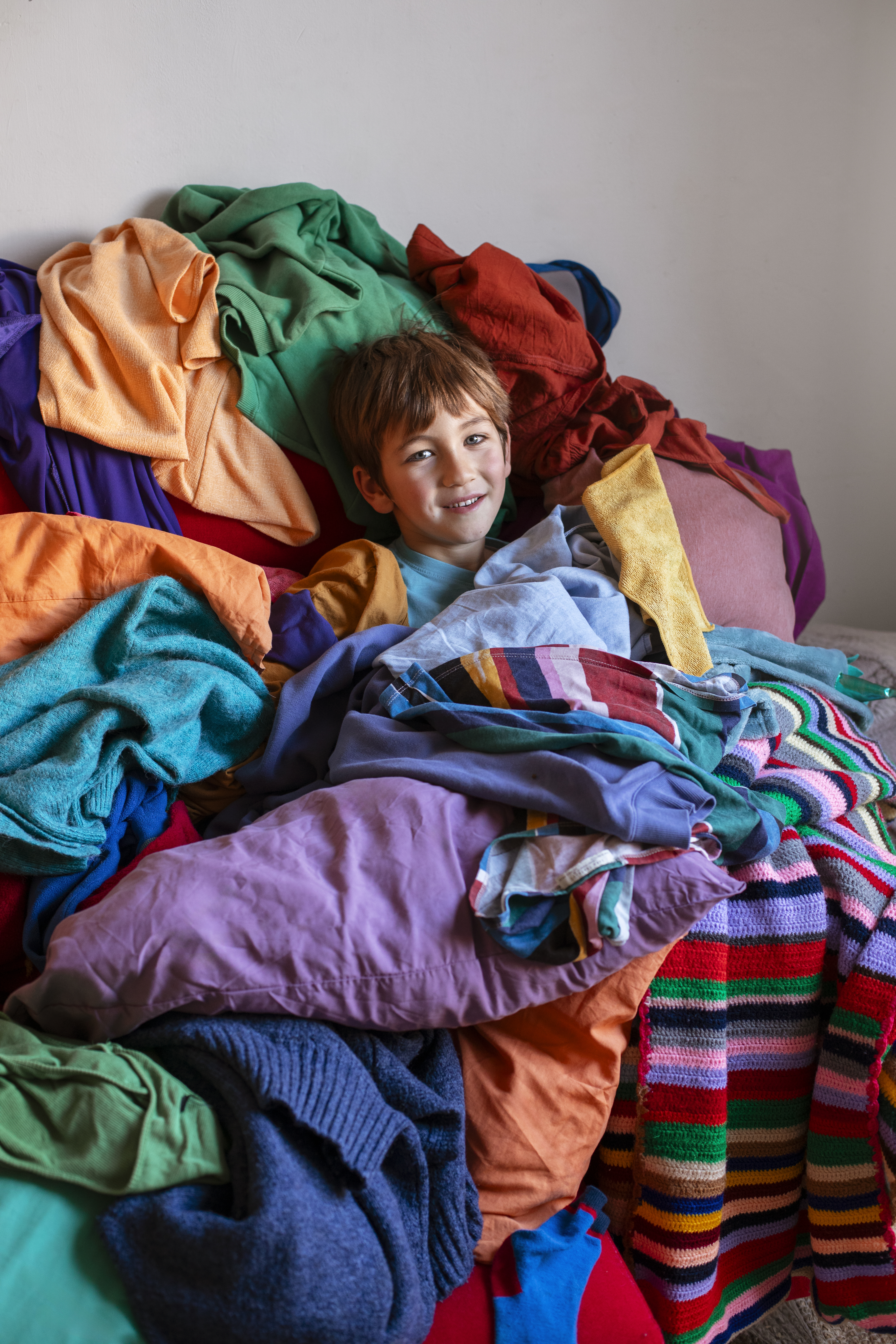 L-interieur-est-en-desordre-plein-de-vetements