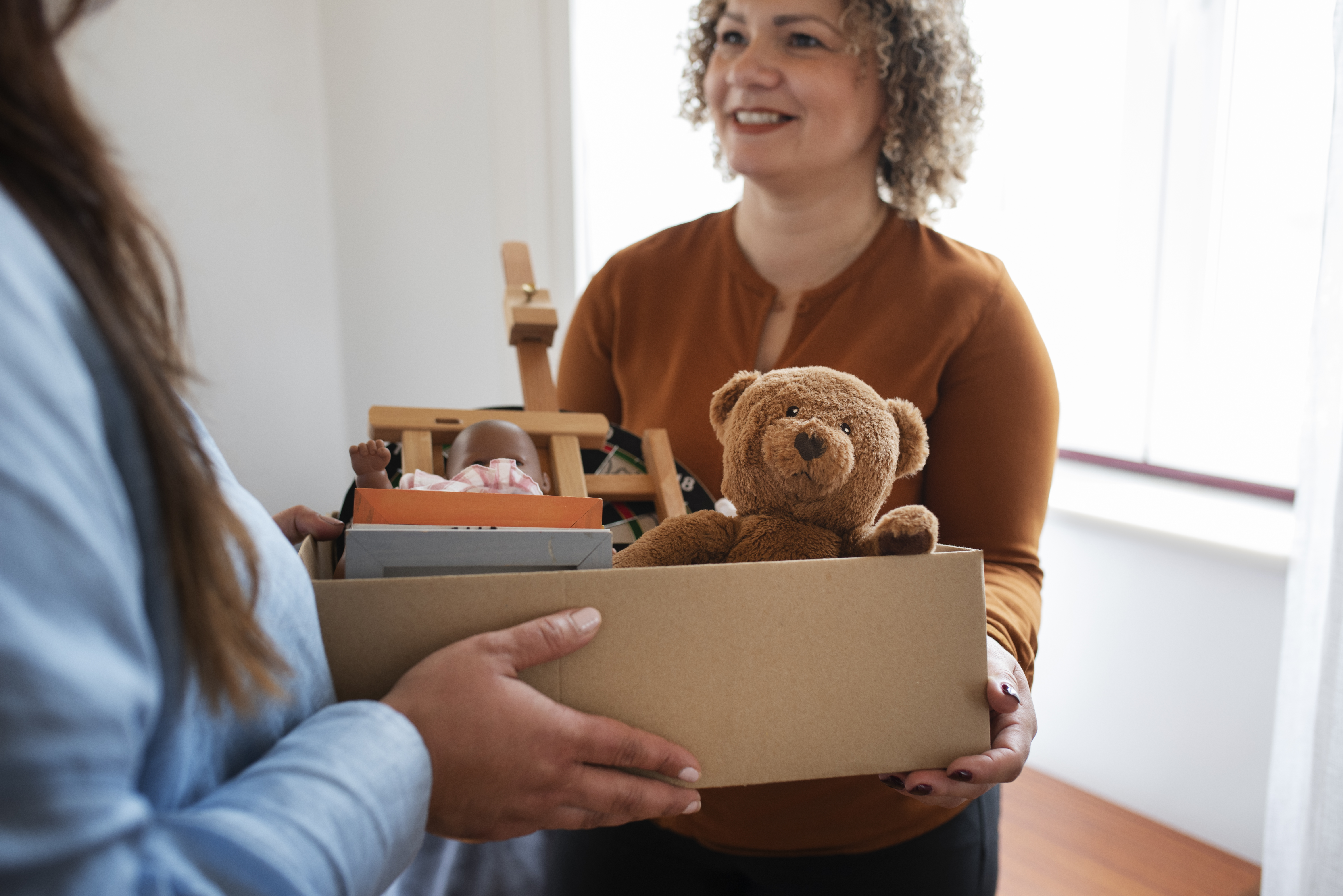 Vue-laterale-des-femmes-echangeant-des-articles