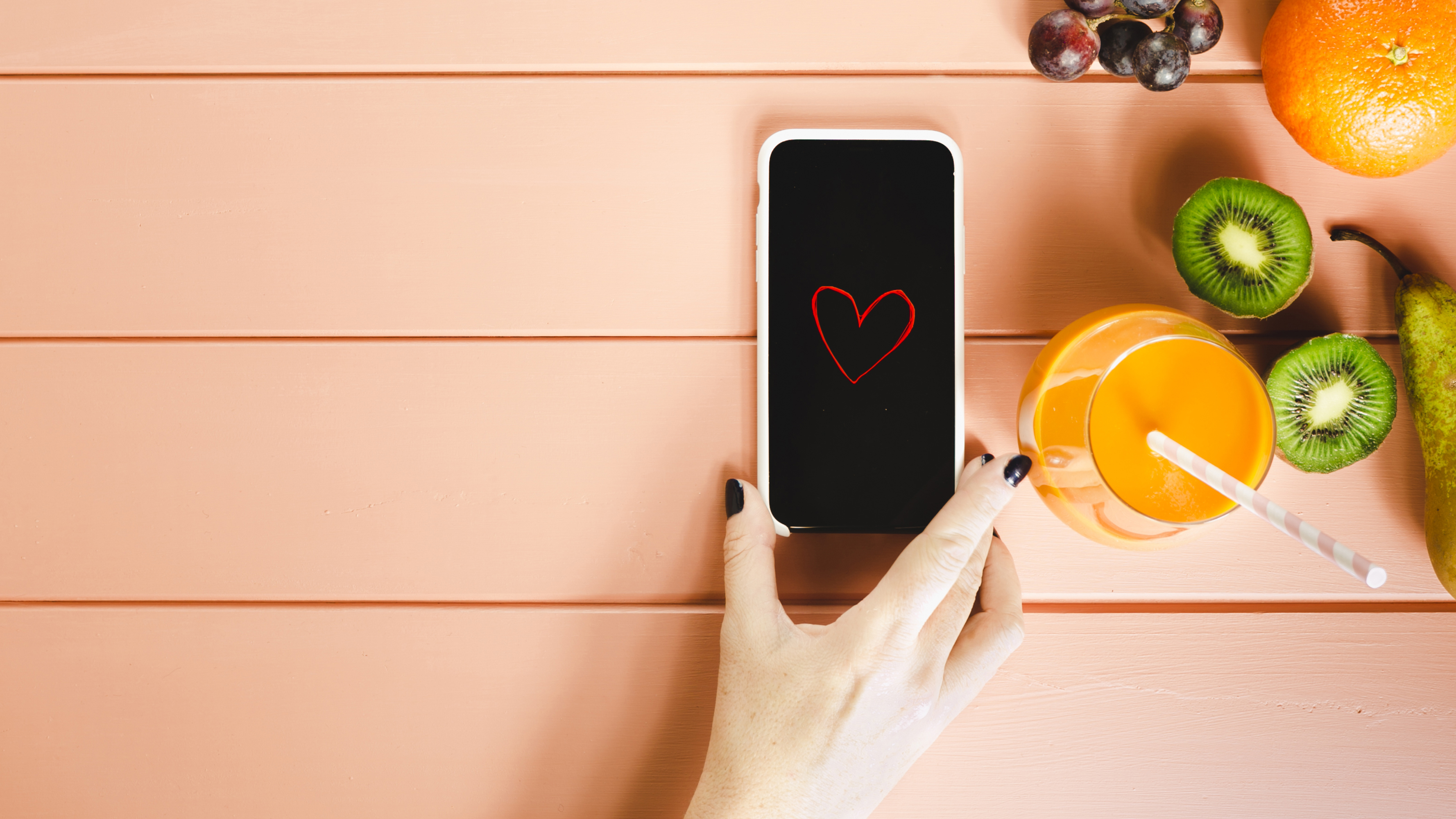 Concept-d-aliments-sains-avec-smartphone-et-copyspace-sur-la-gauche