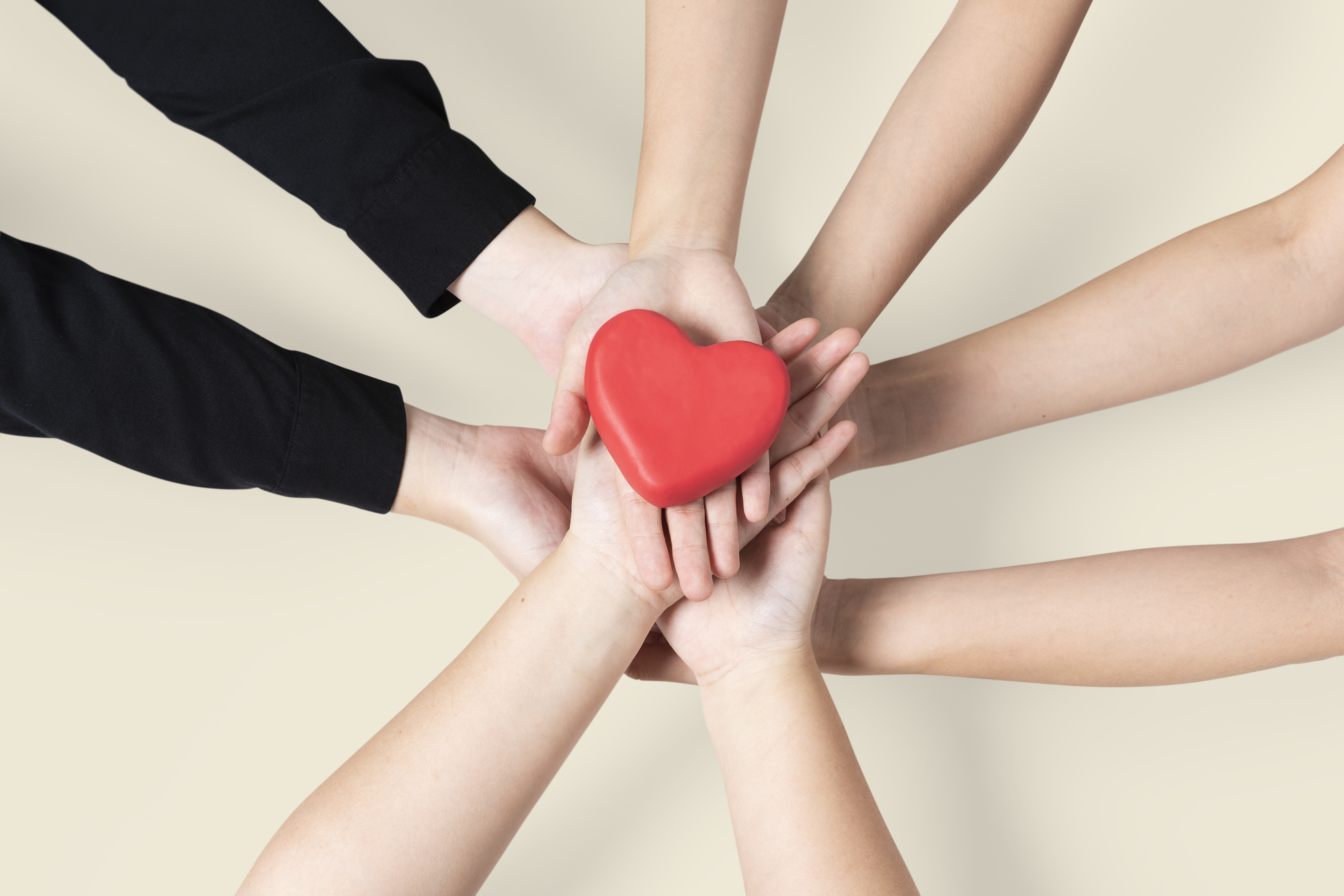 Mains-unies-coeur-communaute-d-amour