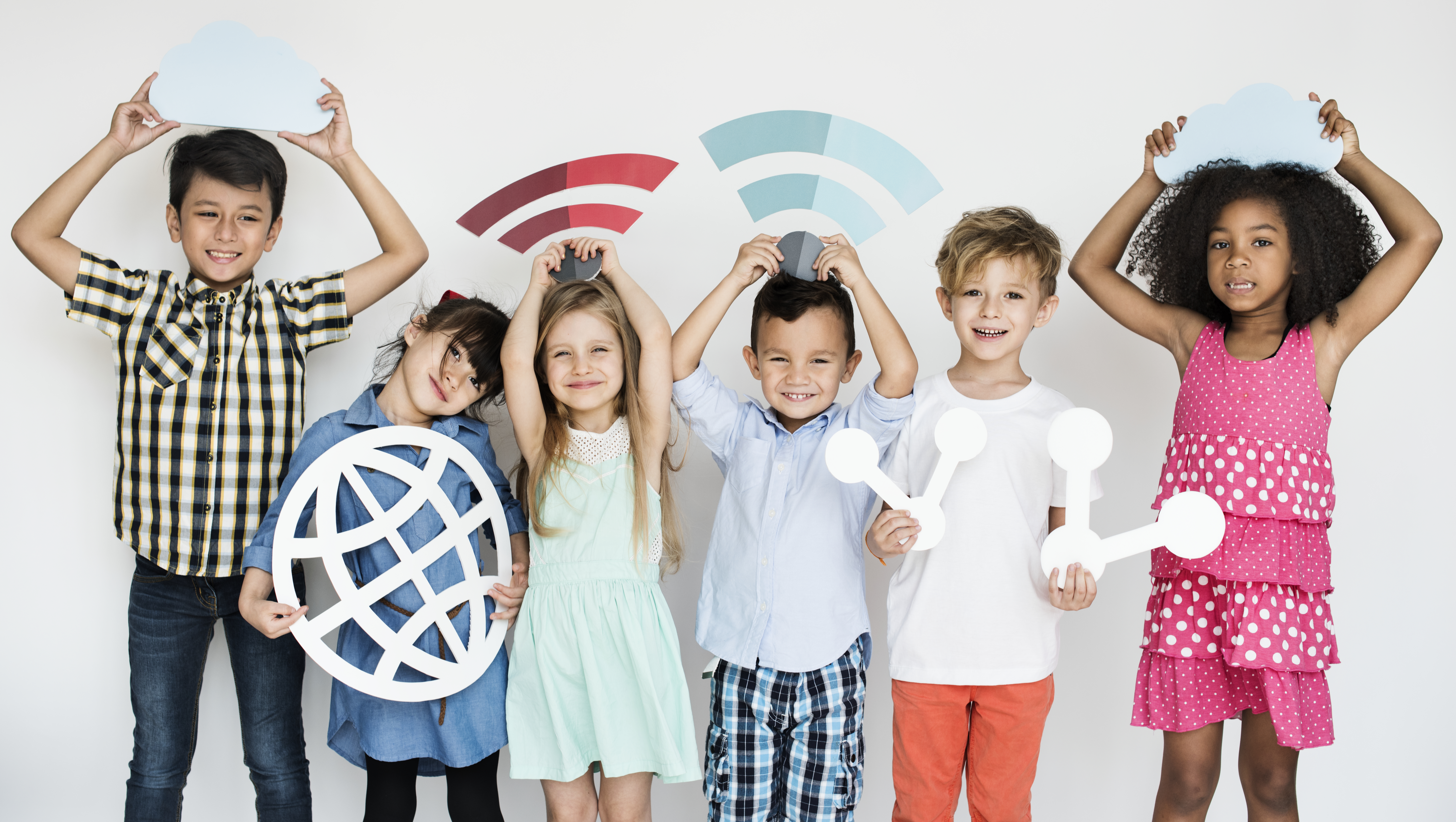 Divers-enfants-avec-des-icones-de-l-internet
