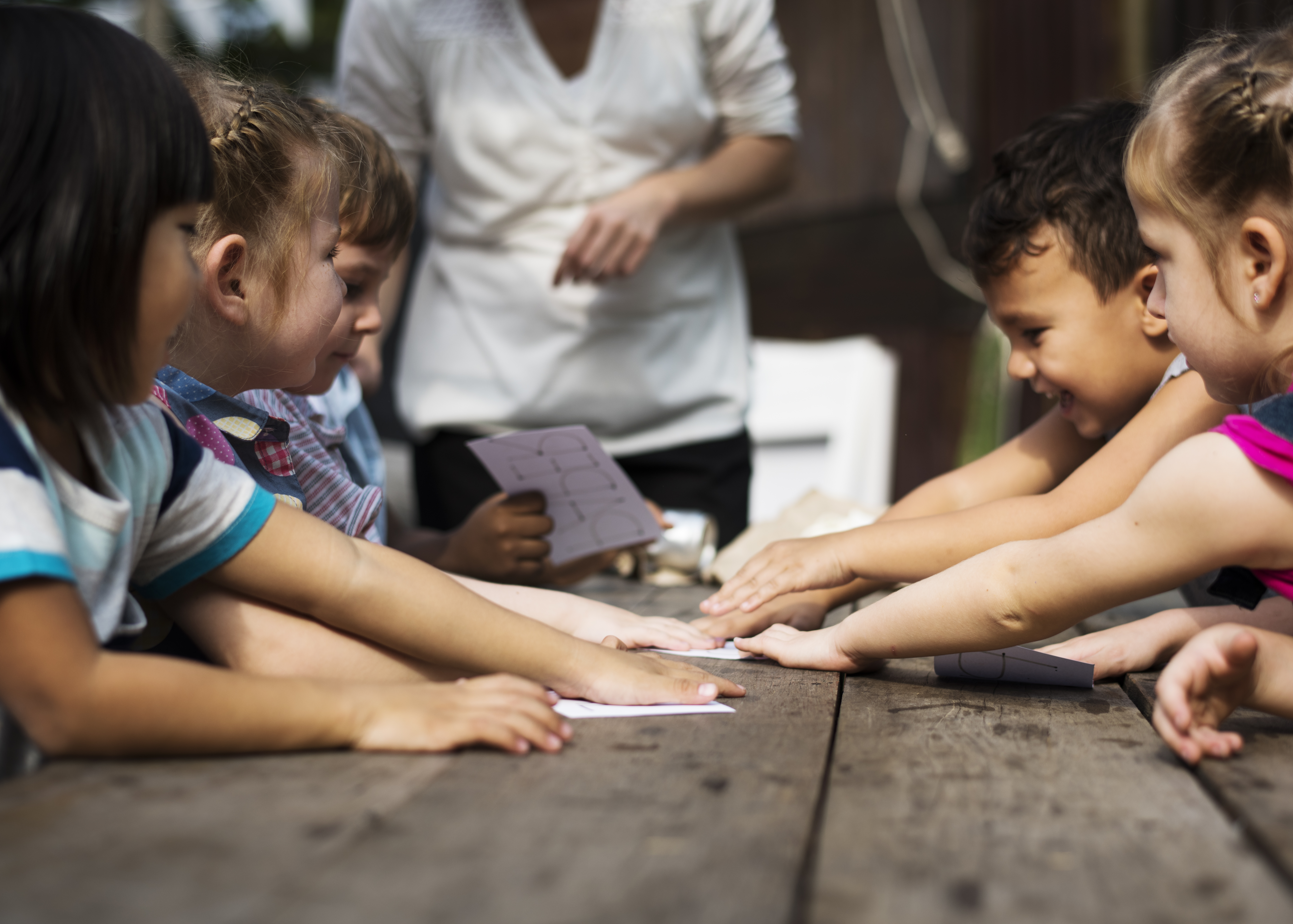 Petits-enfants-jouant-a-recycle-words-game-together