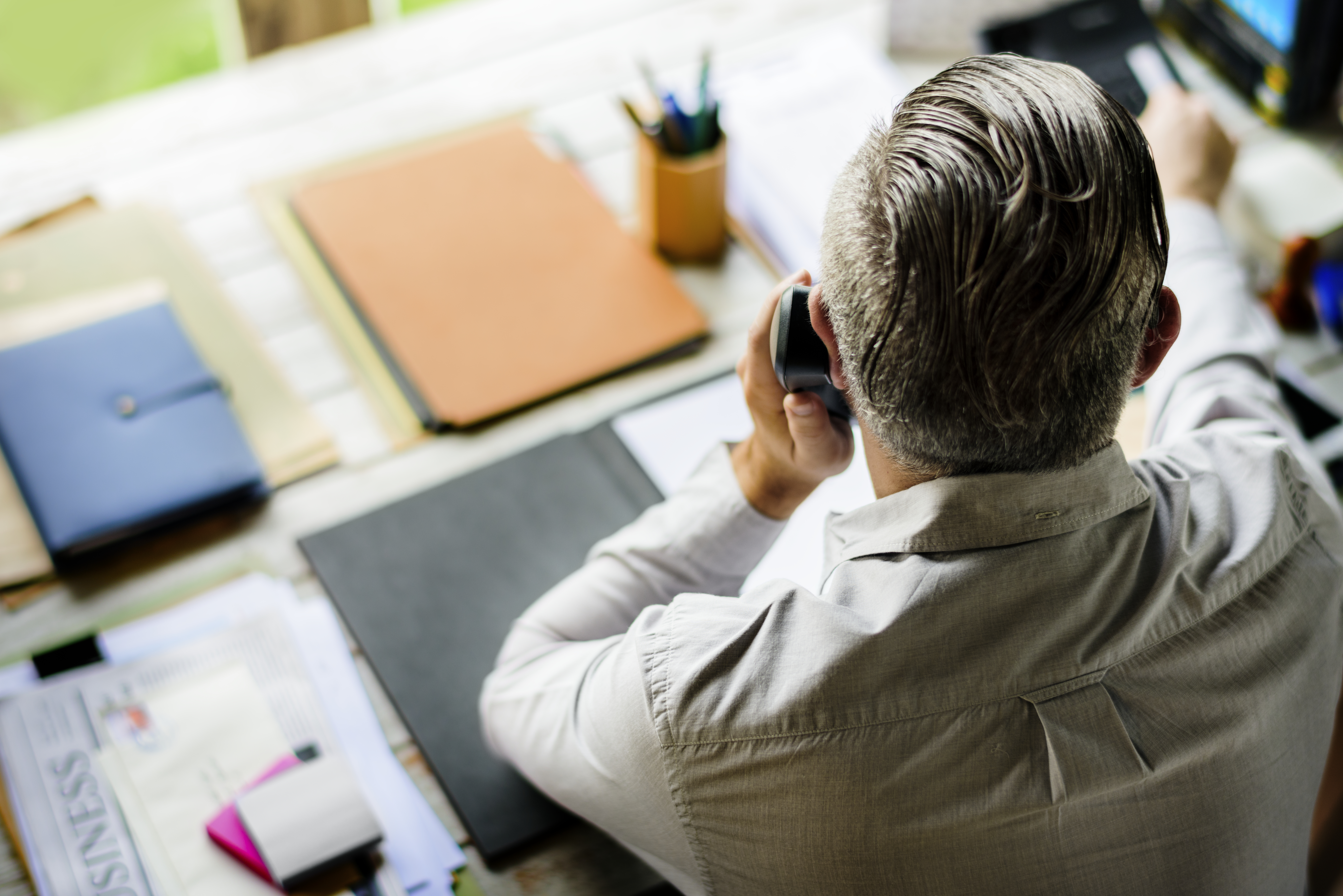 Les-gens-d-affaires-repondant-a-l-appel-telephonique