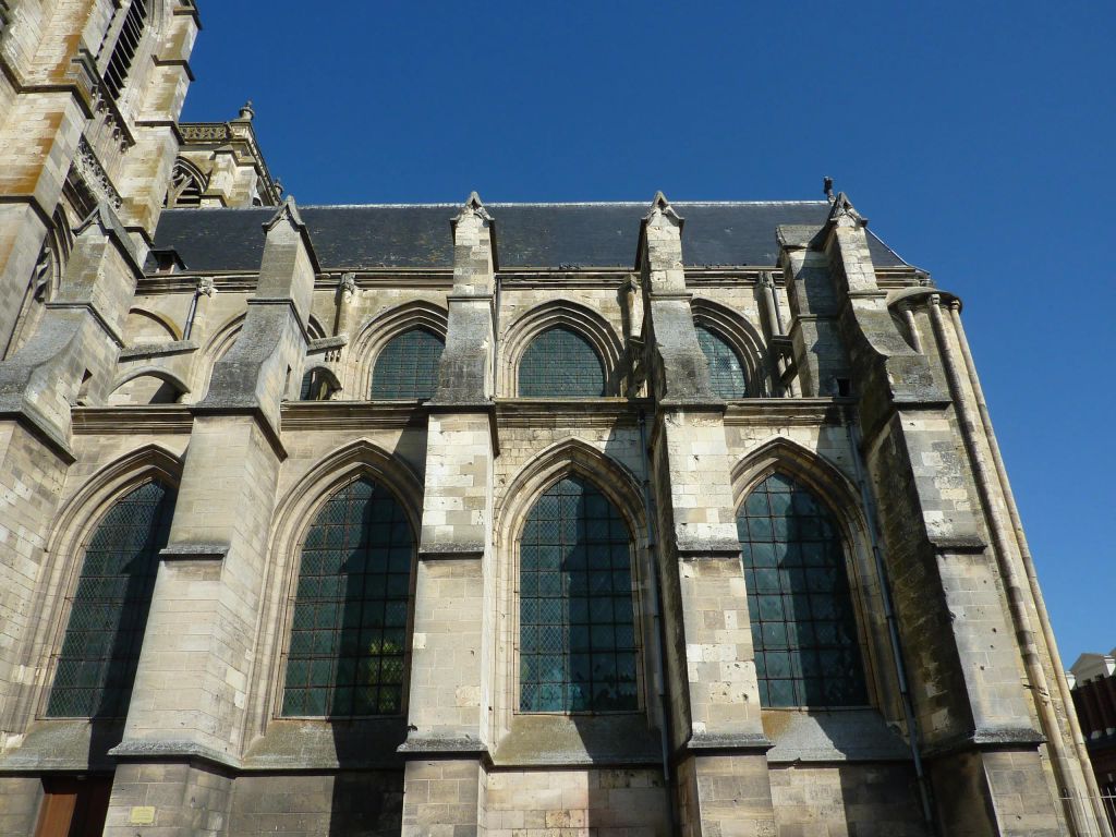 + Côté sud de l'Abbatiale Saint-Pierre de CORBIE, rue Charles de GAULLE. A droite de la photo, se détache l'un des quatre énormes piliers qui, jusqu'à la fin du XVIIIème siècle, soutenaient la tour-lanterne à la croisée du transept de l'Abbatiale complète. / Photo : Paul PARIS, Tous droits réservés