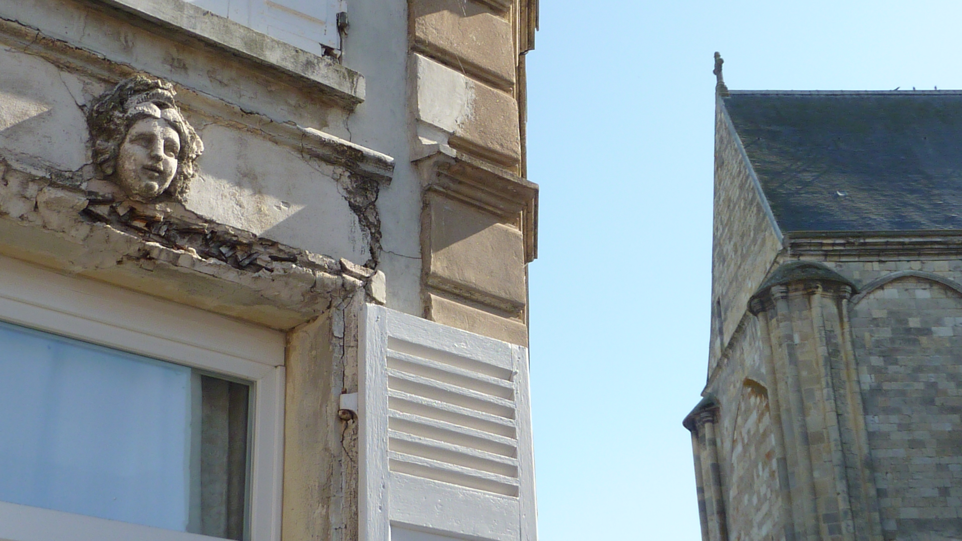 + Abside de l'Abbatiale Saint-Pierre de CORBIE, à l'angle des rues Sadi CARNOT et de la planchette / Photo : Paul PARIS, Tous droits réservés