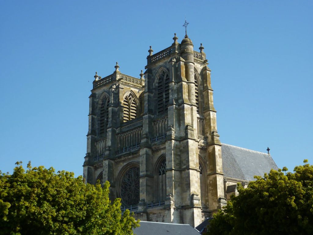 + Abbatiale de CORBIE vue depuis la rue de La Houssoye / Photo : Paul PARIS, Tous droits réservés