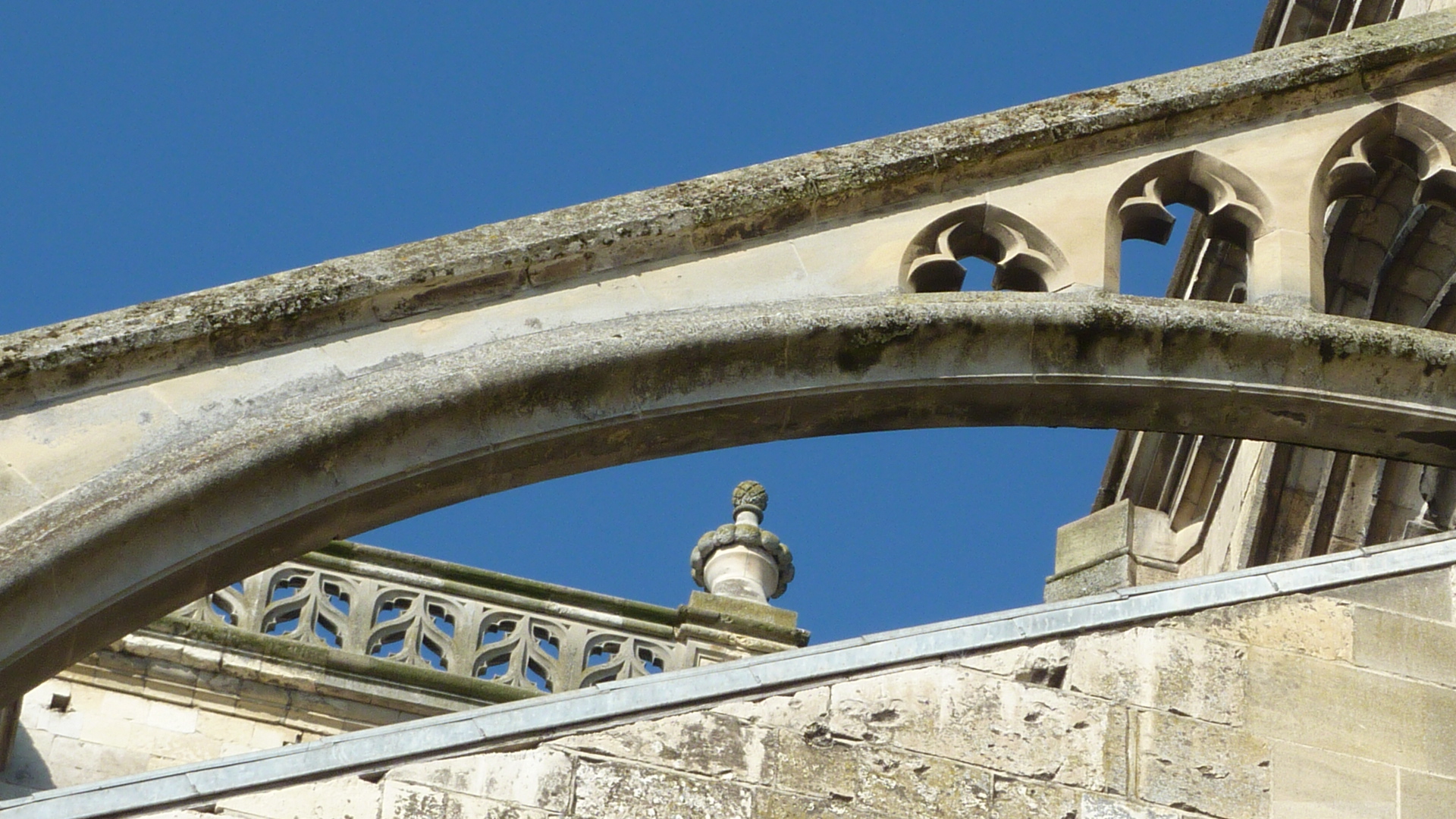 + Sommet de la tour sud et arc-boutant, Abbatiale Saint-Pierre de CORBIE / Photo : Paul PARIS, Tous droits réservés