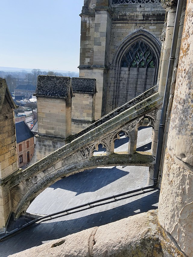 Abbatiale Saint-Pierre de CORBIE, arc-boutants sud, Photo : Bycro, Wikicommons, 08/03/2022