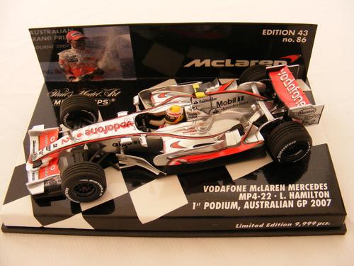 Fabricant : MINICHAMPS
Marque : McLaren Mercedes
Type : MP4/22
Année : 2007
Echelle : 1/43
Couleur : Argent/noir/rouge
Matière : MT
Référence fabricant : 530074312
Numéro de course : 2
Pilote : L.HAMILTON
Remarque : 1ere course 1er podium !! Edition limitée 9999 pièces dans le monde !! collector