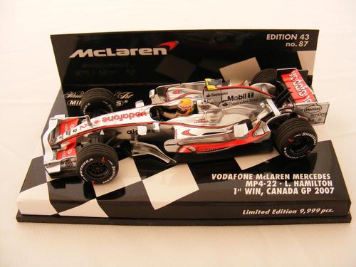 Fabricant : MINICHAMPS
Marque : McLaren Mercedes
Type : MP4/22
Année : 2007
Echelle : 1/43
Couleur : Argent/noir/rouge
Matière : MT
Référence fabricant : 530074322
Numéro de course : 2 
Pilote : L.HAMILTON
Remarque : 1ere victoire collector