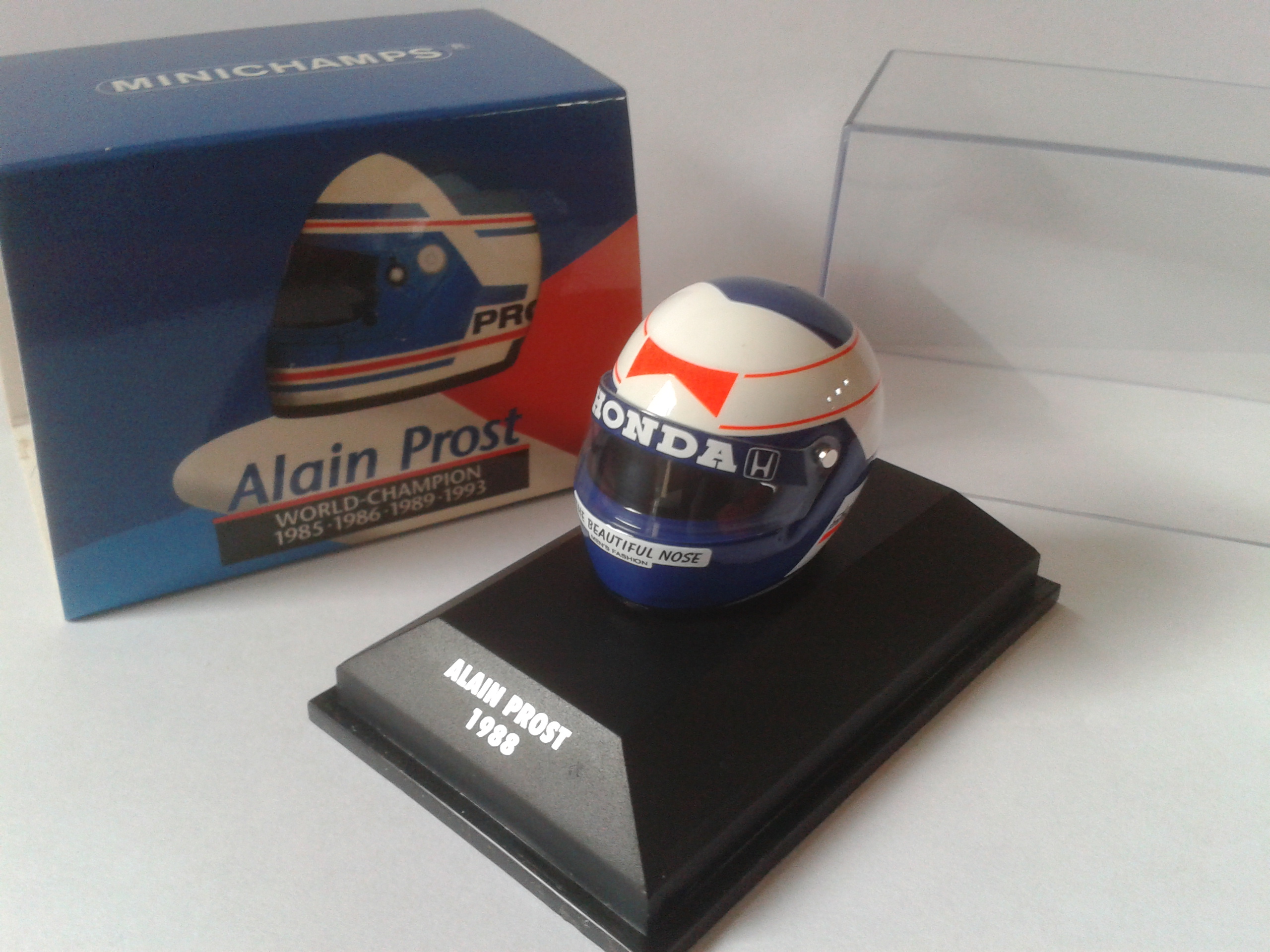 Fabricant : MINICHAMPS
Marque : McLaren
Type : Casque
Année : 1988
Echelle : 1/8
Couleur : Blanc/Jaune
Matière : NC
Référence fabricant : 517380811
Pilote :Alain Prost
Prix : 12 euros